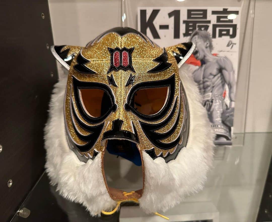 武尊さんのインスタグラム写真 - (武尊Instagram)「日本最後の夜は佐山さんと🥩 子供の頃からずっと欲しかったタイガーマスクを まさかのご本人からサイン付きでプレゼントして頂きました🐯😭 一生の宝物です。 今日からアメリカ生活頑張ってきます！！ #初代ダイガーマスク #佐山サトル さん」9月30日 15時31分 - k1takeru