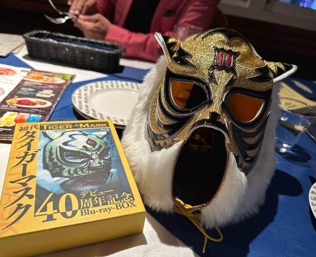 武尊さんのインスタグラム写真 - (武尊Instagram)「日本最後の夜は佐山さんと🥩 子供の頃からずっと欲しかったタイガーマスクを まさかのご本人からサイン付きでプレゼントして頂きました🐯😭 一生の宝物です。 今日からアメリカ生活頑張ってきます！！ #初代ダイガーマスク #佐山サトル さん」9月30日 15時31分 - k1takeru