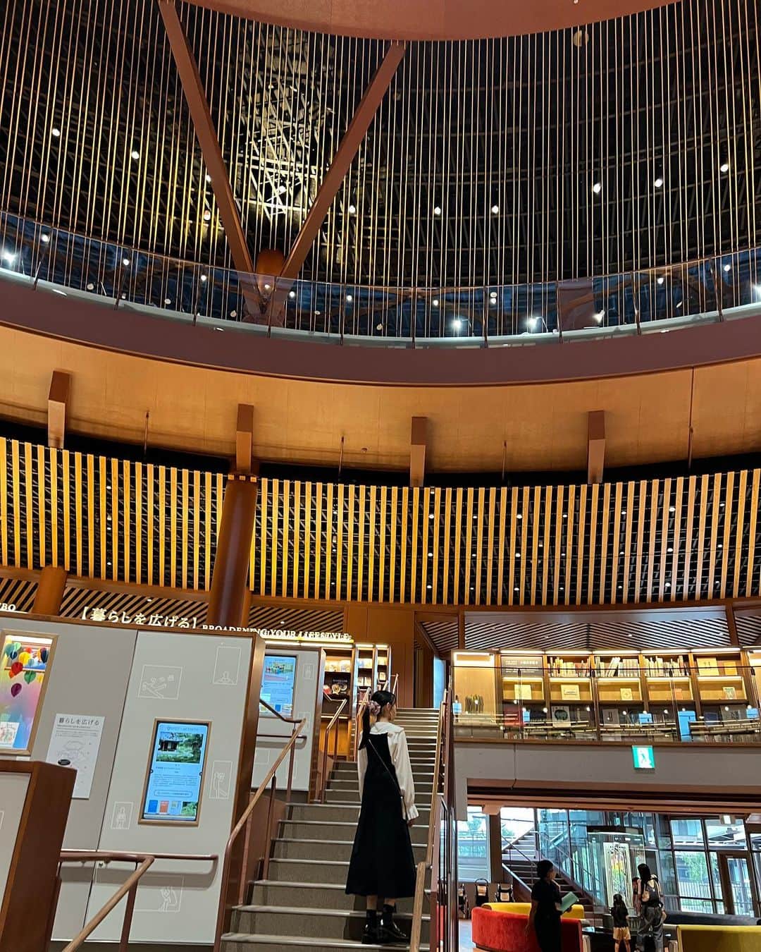 林芽亜里さんのインスタグラム写真 - (林芽亜里Instagram)「🎀 ⁡ 金沢に夏オープンした 石川県立図書館に行ってきました📚 ⁡ たっくさんの種類の本があって楽しかった~!! ⁡ 入った瞬間、これは一日中居れる！と感じました\(◡̈)/ ⁡ 私はお料理の本をずっと見ていました🍲 みんなはどんな本が好きですか？♡ ⁡ この日はノーメイクでマスク写真なのはお許しください🙇‍♂️ ⁡ ⁡ #林芽亜里 #石川県立図書館」9月30日 18時04分 - meari__hayashi