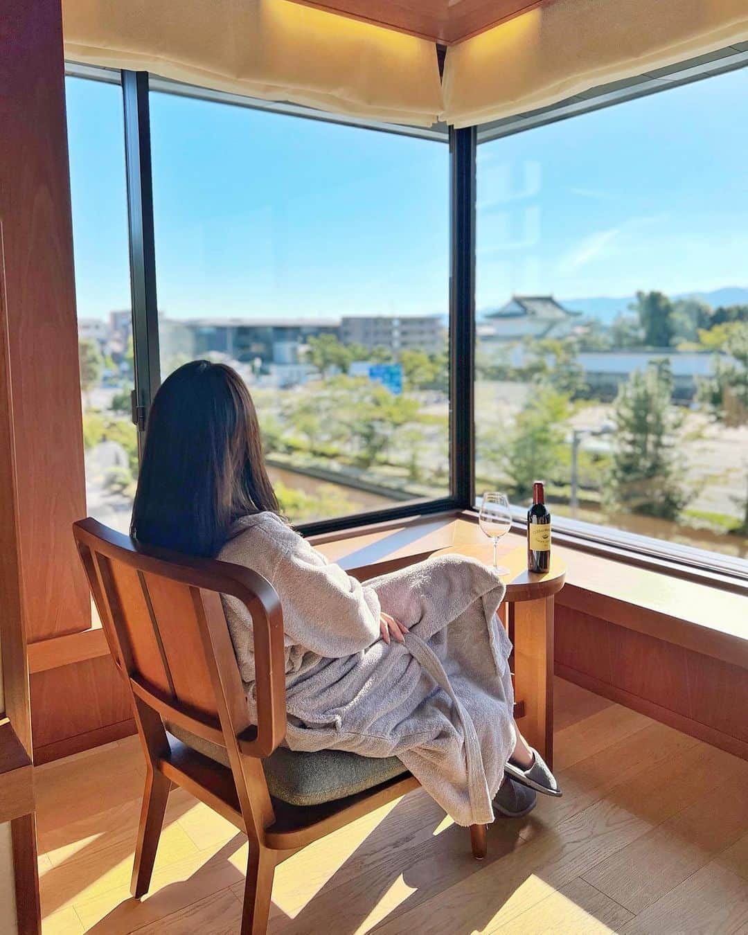 うさびったさんのインスタグラム写真 - (うさびったInstagram)「角部屋なので景色が抜けてます🪟✨  会員制リゾートや別荘もったりするのもいいけどホテルステータスあげて世界中色んなところ行くのもいいなぁって思ってます🍁  三井京都のイタリアン、フォルニのしらすピザがお気に入り✨  フォルニはマリオットアメックスで決済すれば15%OFFだよ🍕✨  #ホテルザ三井京都 #フォルニ #二条城 #マリオットアンバサダー」9月30日 18時07分 - usavitta