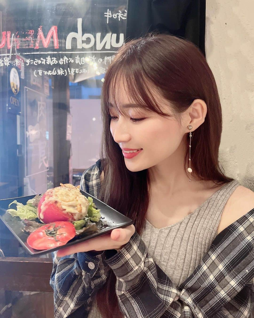 小越しほみさんのインスタグラム写真 - (小越しほみInstagram)「名前から気になってた肉の罠🍖  黒毛和牛レア塩ハンバーグ モリモリしててスパイスも効いてて おいしすぎた🥹🤍  話題のv2プラントベースミートを使った トマトのファルシーも食べてみたよ🍅  ほんとにお肉の味で食べ応えしっかり チーズとトマトと相性よくて𝔾𝕠𝕠𝕕😋✨  v2ミートは植物性の原料の代替肉で 肉と同じ栄養素でコレステロール0 豊富な食物繊維に低脂質で かなりヘルシーだから注目してるの🫶🏻  今v2foodあるお店増えてるみたいだよ☺️  . . . . . . . . .  #プラントベースミート #肉の罠 #v2food #pr #food #meat #神保町プラントベースミート #サスティナビリティ #神保町グルメ #神保町居酒屋 #神保町ディナー #神保町 #ハンバーグ #ファルシー #グルメ #グルメ女子 #グルメスタグラム #肉 #肉好き #肉料理 #肉好きな人と繋がりたい」9月30日 18時20分 - shihomi1129