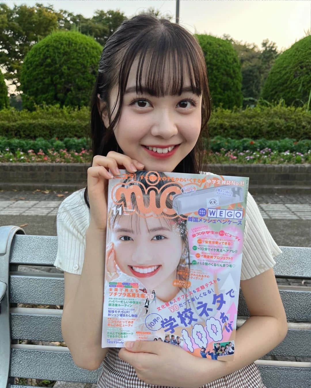 佐藤菜月海さんのインスタグラム写真 - (佐藤菜月海Instagram)「.  今日はニコラ11月号発売日💛 りみちゃんのキラキラスマイルのピン表紙です！！りみちゃんピン表紙おめでとうございます🎉 ハッピー感のある笑顔とっても可愛いです🥹💓  今月は10月の学校ネタや、￥0ビューティ企画、秋の可愛いファッションなど楽しくて、ためになる内容盛りだくさん🍀  付録はWEGOの韓国メッシュペンケース✨ 使いやすいグレーでどんなテイストの子にも合います♡ スリムだから、持ち運びも便利だし中身もたくさん入るので使いやすいです!! ワンポイントのゆる動物イラストも可愛い🌼  私も早速使ってます👍  ニコラ11月号是非ゲットして下さい〜！！  #ニコラ #ニコモ #ニコラ11月号発売中#ニコラ11月号  #nicola #凛美 ちゃん  #ピン表紙  #佐藤菜月海 #スターダストプロモーション」9月30日 19時28分 - natsumi_sato814official