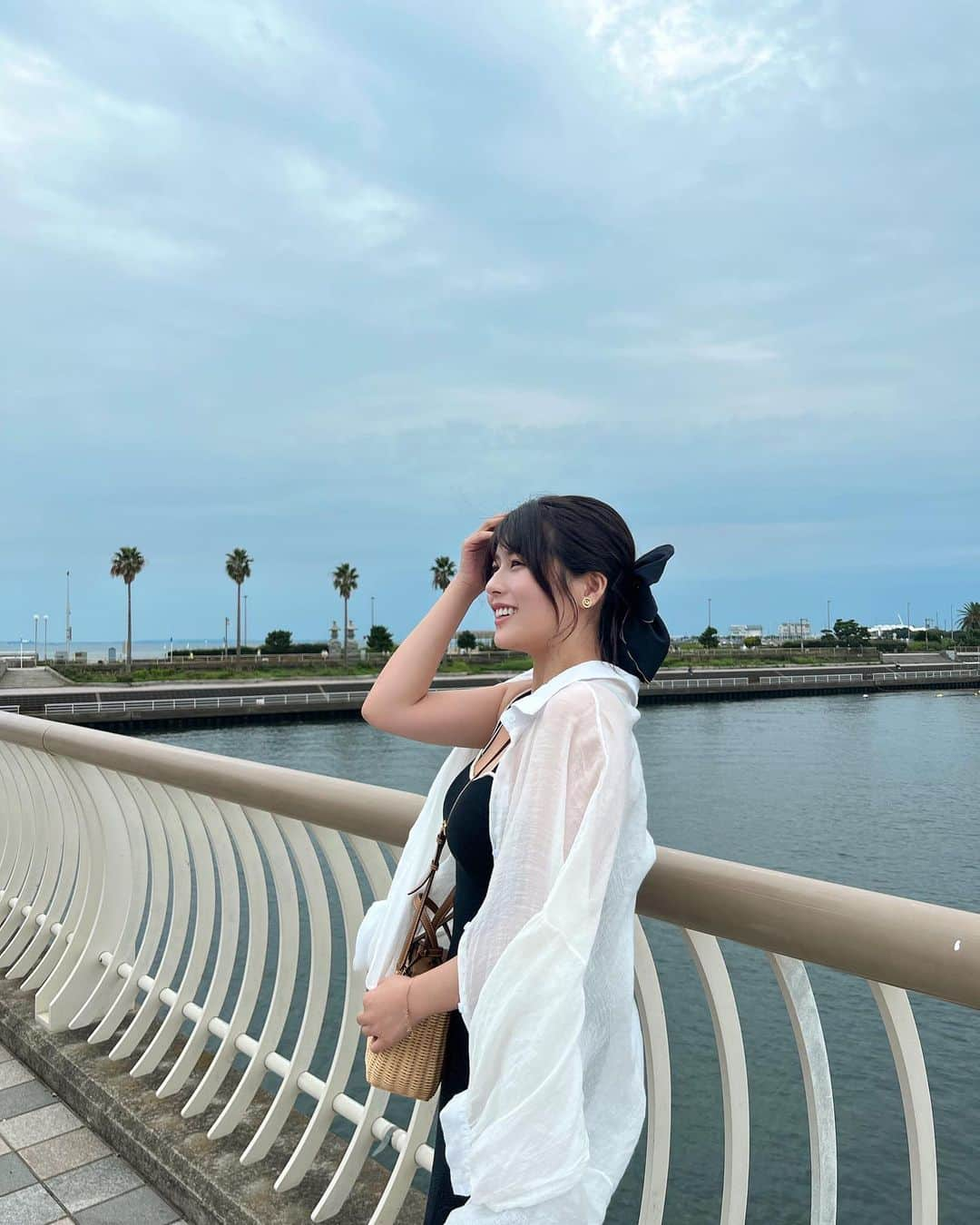 ちとせよしのさんのインスタグラム写真 - (ちとせよしのInstagram)「@pinue_official のカップ付きキャミワンピ♡ この夏大活躍でした(*/-＼*) 1枚で着れる服ってほんと楽ちんで好き🫶🏻  #pinue #キャミワンピ #かごバッグ #ヘアリボン #巻き髪 #江ノ島」9月30日 19時38分 - chitose_yoshino