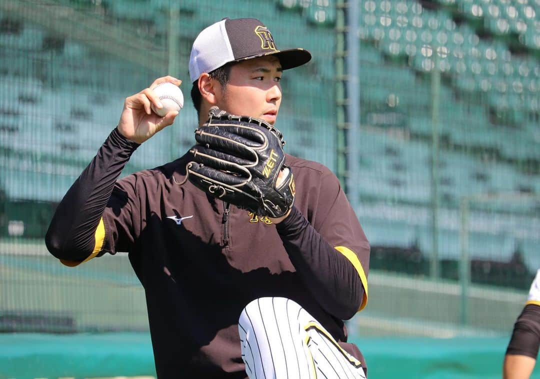 阪神タイガースさんのインスタグラム写真 - (阪神タイガースInstagram)「9月30日、甲子園球場での練習の様子です！ #浜地真澄 選手 #西純矢 選手 #中野拓夢 選手 #近本光司 選手 #坂本誠志郎 選手 #榮枝裕貴 選手 #髙寺望夢 選手 #島田海吏 選手 #陽川尚将 選手 #岩貞祐太 選手 #阪神タイガース  #イチにカケル！」9月30日 19時54分 - hanshintigers_official