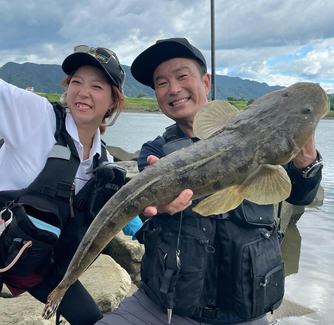 あさいあみさんのインスタグラム写真 - (あさいあみInstagram)「YouTube あみちゃんのもっと釣りたい🎣 今回は私の大先生❗️松岡プロと熊本県球磨川でのオカッパリ🎣  今回の釣行もたっっっっくさん勉強させていただきました😭 松岡さんとの釣行はいつも勉強になることばかりで脳のシワが増えていく😊嬉しい😆 そして なんでなんだろう、松岡さんと一緒撮影すると いつもランカー級が現れる🙄 松岡さんのパワーをめちゃくちゃ頂いております🤭 時化男のパワーも🤫www  本当に松岡さん、ソリッドバイブちゃん、球磨川のすずきさんに感謝です〜❗️  書きたいことありすぎでまとまらんから、直ちに動画を見てください❗️🤗  本当に見なきゃ損するよ❗️  ⁡  #asian#Japanese#girl#instagood#ig_japan#ガチ釣りガール#釣りガール#釣り好き#ガチ釣り#アングラードル#duel#hardcore#yozuri#チームduel #あみちゃんのもっと釣りたい#あみ釣り#あさいあみ #fishing #fishinggirls#shimano# #zeque #釣り#낚시여자#갂시좋아#シーバス#球磨川#熊本#オカッパリ#松岡豪之」9月30日 20時16分 - asai_ami