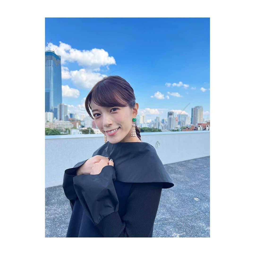 三谷紬さんのインスタグラム写真 - (三谷紬Instagram)「* 今日の東京は綺麗な青空でした🌤 衣装は週末に行われる凱旋門賞に合わせて ...