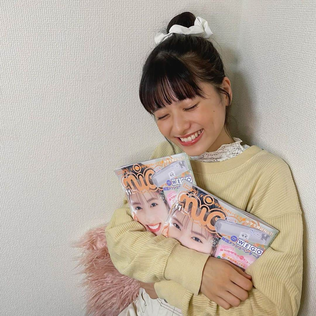 凛美さんのインスタグラム写真 - (凛美Instagram)「◡̈ ⁡ 今日発売のニコラ11月号で ピン表紙を飾らせていただきました🎉 ⁡ 念願の笑顔で、大好きなオレンジで、 ハッピー感満載の表紙をお届けすることができて すごく嬉しいです🥲 ⁡ ⁡ そして、巻頭でピン企画も...✨ ⁡ よく聞く文だと思われるかもしれませんが、 本当にみなさんがいたからできたことです。 みなさんが叶えさせてくれたピン表紙とピン企画。 文章で伝えられないくらい感謝の気持ちでいっぱいです ⁡ 長く待たせてしまってごめんなさい 悔しい思いもたくさんさせてしまったと思います。 それでも私がしゅーんってなっちゃう時も 常に味方でいてくれて、応援してくれて、 本当に、本当に、ありがとうございます ⁡ いつもみなさんのおかげで頑張れました。 ⁡ ⁡ ⁡ 長くなっちゃいそうなので、 続きはオフショットと一緒に出しますね♡ ⁡ ⁡ ⁡ 今月号は一気に秋~な雰囲気です！ 秋は1番好きな季節だからそれもまた嬉しくて...🥰 ⁡ ファッション企画や学校ネタ、 0円ビューティー企画にプチプラ服など、 学生に役立つ情報が盛りだくさんです💖 ⁡ ⁡ ⁡ 今までのニコモのりみを詰め込んだような 大切な大切な号です。 ぜひゲットしてください☺︎ ⁡ #nicola#ニコラ#ニコラ11月号#ニコラ11月号発売中#ニコラモデル#ニコモ#凛美」9月30日 22時04分 - rimi_kenon_official