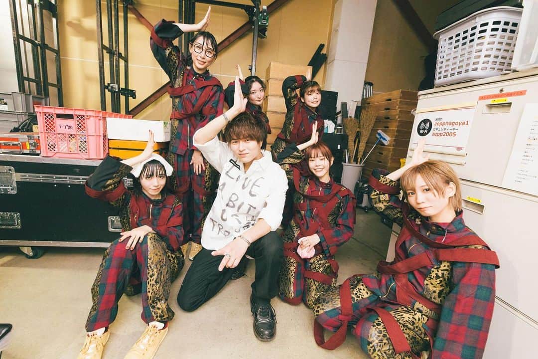 竹中雄大さんのインスタグラム写真 - (竹中雄大Instagram)「2022.09.28 at Zepp Nagoya 「KICK THE AGE TOUR vol.2」 w./ BiSH / Pulse Factory(O.A) 文句なしの1日でした。とにかく最高。 清掃員のみんなもほぼ初見やのに超温かかったなぁ。 来年結成10年やし俺らもそろそろ ファンの総称名前作りたいなって話してました。笑 本当に素敵な1日でした！みんなありがとう！ 欲を言えばもう一回BiSHと対バンしたい！！！  Photo : @junpeihiyoshi   #novelbright #bish #pulsefactory」9月30日 22時17分 - yudai_vo