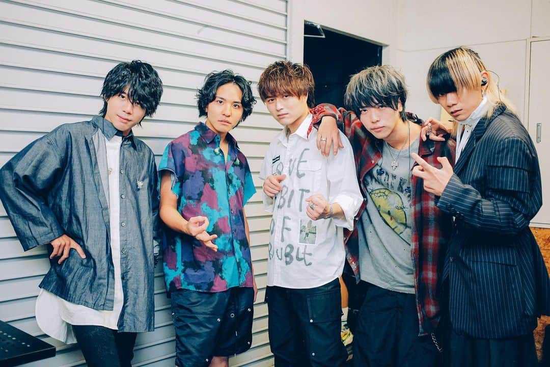 竹中雄大さんのインスタグラム写真 - (竹中雄大Instagram)「2022.09.28 at Zepp Nagoya 「KICK THE AGE TOUR vol.2」 w./ BiSH / Pulse Factory(O.A) 文句なしの1日でした。とにかく最高。 清掃員のみんなもほぼ初見やのに超温かかったなぁ。 来年結成10年やし俺らもそろそろ ファンの総称名前作りたいなって話してました。笑 本当に素敵な1日でした！みんなありがとう！ 欲を言えばもう一回BiSHと対バンしたい！！！  Photo : @junpeihiyoshi   #novelbright #bish #pulsefactory」9月30日 22時17分 - yudai_vo