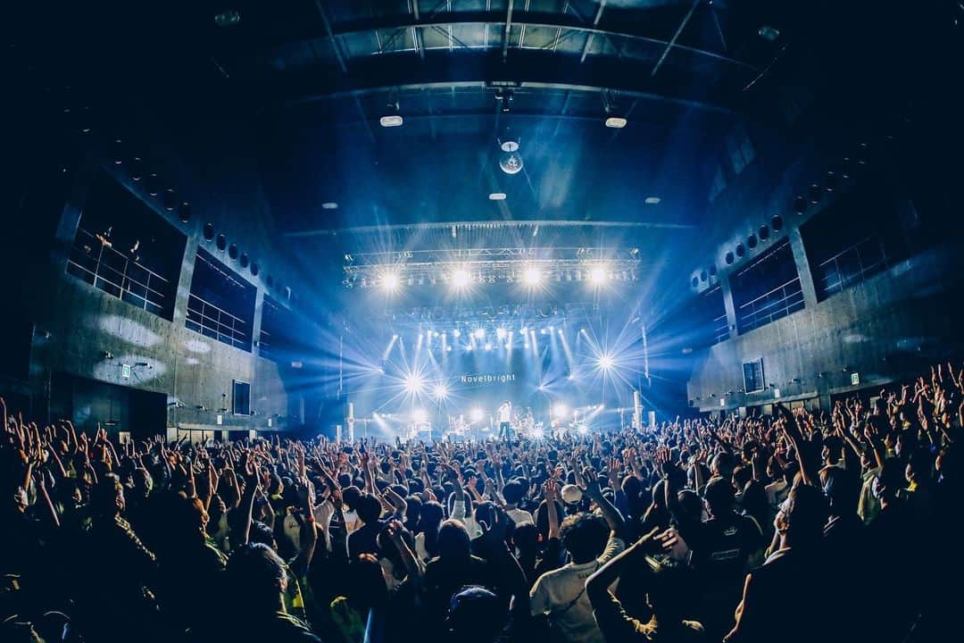 竹中雄大さんのインスタグラム写真 - (竹中雄大Instagram)「2022.09.28 at Zepp Nagoya 「KICK THE AGE TOUR vol.2」 w./ BiSH / Pulse Factory(O.A) 文句なしの1日でした。とにかく最高。 清掃員のみんなもほぼ初見やのに超温かかったなぁ。 来年結成10年やし俺らもそろそろ ファンの総称名前作りたいなって話してました。笑 本当に素敵な1日でした！みんなありがとう！ 欲を言えばもう一回BiSHと対バンしたい！！！  Photo : @junpeihiyoshi   #novelbright #bish #pulsefactory」9月30日 22時17分 - yudai_vo