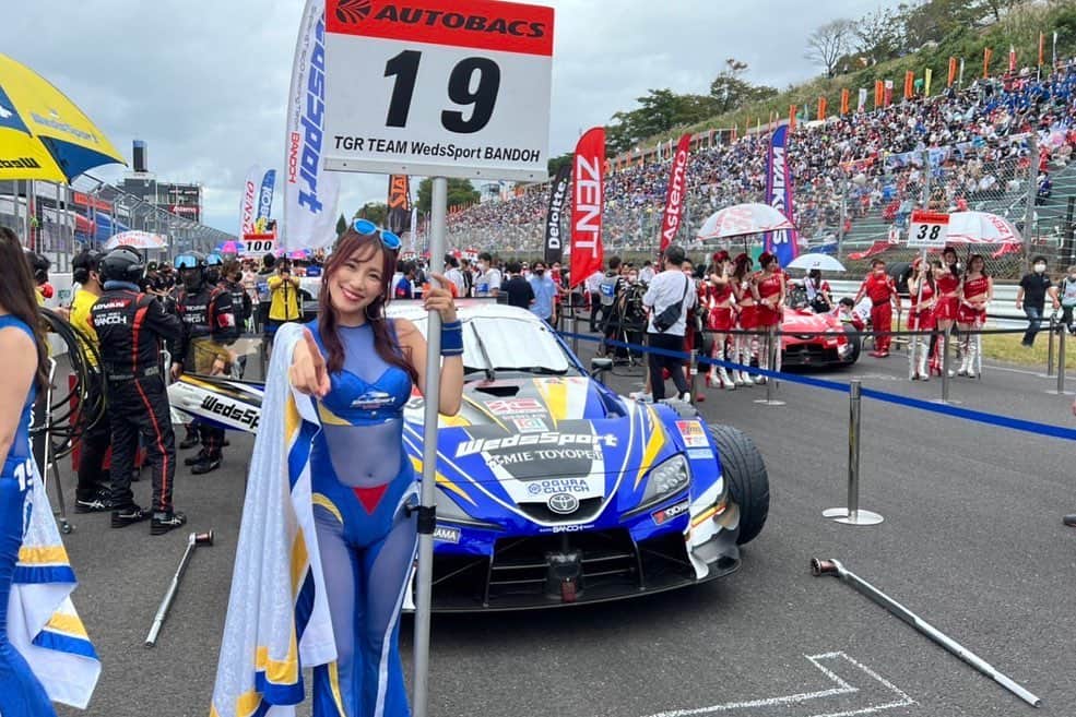 霧島聖子さんのインスタグラム写真 - (霧島聖子Instagram)「明日からは SUPER GT Rd.7 オートポリスですね💙 その前にRd.6 SUGOの振り返りブログを更新しました_✍ 皆さんから頂いたお写真沢山掲載しています(❁´ω`❁) Rd.7 オートポリスのスケジュールもブログの方に記載しているのでぜひ最後まで読んでね❣️👀 ▶️https://ameblo.jp/seikokirishima/entry-12767003345.html  Instagramに貼ったのは、 前回菅生の決勝レーススタート進行時のお写真です✨  2枚目には19号車がスターティンググリッドに入ってくる時の動画を貼っています！ サーキットに行ったことがない方も 雰囲気感じていただけると思うので見てみてね🎶 ポールポジションを獲得したマシンは1番最後に 会場のみんなの拍手を受けながら入ってくるんです🥰 本当に格好いいし感動的で大好きな瞬間！ 写真もなるだけ順番になるように貼ってるので 1枚1枚スワイプしてチェックしてくださいませヽ(｡ゝω・｡)ﾉ  明日から2日間オートポリスで SUPER GTを楽しみましょう！ 19号車の応援よろしくお願いします‼️  @bandoh_19  @weds_co.ltd  @wedssport #それいけ坂東ちゃん #SUPERGT #SGT #GT #サーキット #racequeen #RQ #ポールポジション #スポーツランドSUGO #菅生 #PP  #racingprojectbandoh #SUGO  #tgrteamwedssportbandoh #wedssport #BANDOH #wedssportbandoh #爆走坂東組 #コスチューム #sexy #wedssportadvangrsupra #ブログ更新 #アメブロ #スワイプしてね」10月1日 0時03分 - seiko_kirishima