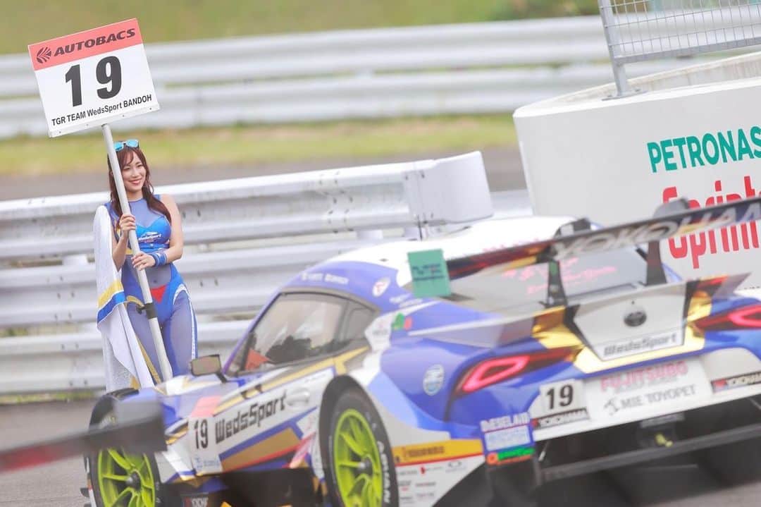 霧島聖子さんのインスタグラム写真 - (霧島聖子Instagram)「明日からは SUPER GT Rd.7 オートポリスですね💙 その前にRd.6 SUGOの振り返りブログを更新しました_✍ 皆さんから頂いたお写真沢山掲載しています(❁´ω`❁) Rd.7 オートポリスのスケジュールもブログの方に記載しているのでぜひ最後まで読んでね❣️👀 ▶️https://ameblo.jp/seikokirishima/entry-12767003345.html  Instagramに貼ったのは、 前回菅生の決勝レーススタート進行時のお写真です✨  2枚目には19号車がスターティンググリッドに入ってくる時の動画を貼っています！ サーキットに行ったことがない方も 雰囲気感じていただけると思うので見てみてね🎶 ポールポジションを獲得したマシンは1番最後に 会場のみんなの拍手を受けながら入ってくるんです🥰 本当に格好いいし感動的で大好きな瞬間！ 写真もなるだけ順番になるように貼ってるので 1枚1枚スワイプしてチェックしてくださいませヽ(｡ゝω・｡)ﾉ  明日から2日間オートポリスで SUPER GTを楽しみましょう！ 19号車の応援よろしくお願いします‼️  @bandoh_19  @weds_co.ltd  @wedssport #それいけ坂東ちゃん #SUPERGT #SGT #GT #サーキット #racequeen #RQ #ポールポジション #スポーツランドSUGO #菅生 #PP  #racingprojectbandoh #SUGO  #tgrteamwedssportbandoh #wedssport #BANDOH #wedssportbandoh #爆走坂東組 #コスチューム #sexy #wedssportadvangrsupra #ブログ更新 #アメブロ #スワイプしてね」10月1日 0時03分 - seiko_kirishima
