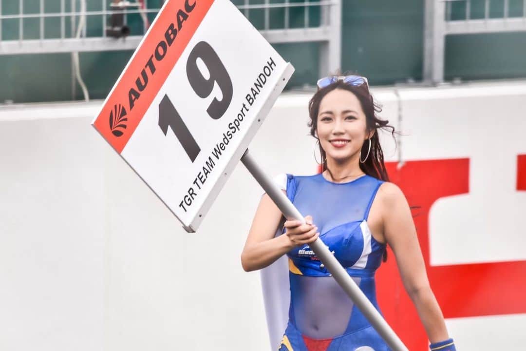 霧島聖子さんのインスタグラム写真 - (霧島聖子Instagram)「明日からは SUPER GT Rd.7 オートポリスですね💙 その前にRd.6 SUGOの振り返りブログを更新しました_✍ 皆さんから頂いたお写真沢山掲載しています(❁´ω`❁) Rd.7 オートポリスのスケジュールもブログの方に記載しているのでぜひ最後まで読んでね❣️👀 ▶️https://ameblo.jp/seikokirishima/entry-12767003345.html  Instagramに貼ったのは、 前回菅生の決勝レーススタート進行時のお写真です✨  2枚目には19号車がスターティンググリッドに入ってくる時の動画を貼っています！ サーキットに行ったことがない方も 雰囲気感じていただけると思うので見てみてね🎶 ポールポジションを獲得したマシンは1番最後に 会場のみんなの拍手を受けながら入ってくるんです🥰 本当に格好いいし感動的で大好きな瞬間！ 写真もなるだけ順番になるように貼ってるので 1枚1枚スワイプしてチェックしてくださいませヽ(｡ゝω・｡)ﾉ  明日から2日間オートポリスで SUPER GTを楽しみましょう！ 19号車の応援よろしくお願いします‼️  @bandoh_19  @weds_co.ltd  @wedssport #それいけ坂東ちゃん #SUPERGT #SGT #GT #サーキット #racequeen #RQ #ポールポジション #スポーツランドSUGO #菅生 #PP  #racingprojectbandoh #SUGO  #tgrteamwedssportbandoh #wedssport #BANDOH #wedssportbandoh #爆走坂東組 #コスチューム #sexy #wedssportadvangrsupra #ブログ更新 #アメブロ #スワイプしてね」10月1日 0時03分 - seiko_kirishima