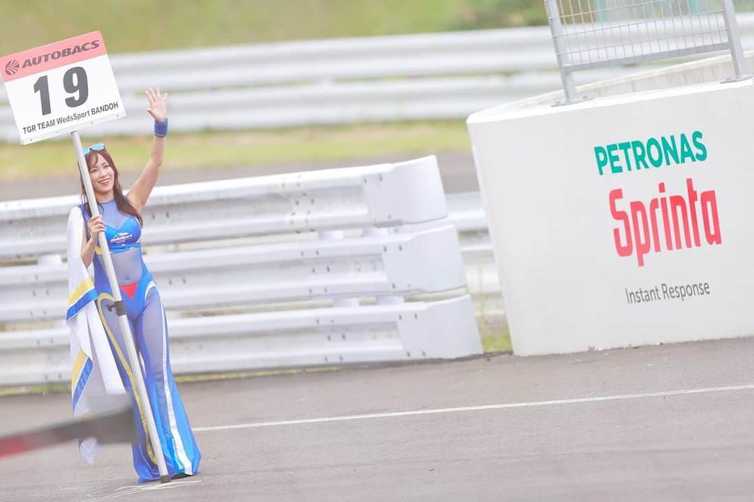 霧島聖子さんのインスタグラム写真 - (霧島聖子Instagram)「明日からは SUPER GT Rd.7 オートポリスですね💙 その前にRd.6 SUGOの振り返りブログを更新しました_✍ 皆さんから頂いたお写真沢山掲載しています(❁´ω`❁) Rd.7 オートポリスのスケジュールもブログの方に記載しているのでぜひ最後まで読んでね❣️👀 ▶️https://ameblo.jp/seikokirishima/entry-12767003345.html  Instagramに貼ったのは、 前回菅生の決勝レーススタート進行時のお写真です✨  2枚目には19号車がスターティンググリッドに入ってくる時の動画を貼っています！ サーキットに行ったことがない方も 雰囲気感じていただけると思うので見てみてね🎶 ポールポジションを獲得したマシンは1番最後に 会場のみんなの拍手を受けながら入ってくるんです🥰 本当に格好いいし感動的で大好きな瞬間！ 写真もなるだけ順番になるように貼ってるので 1枚1枚スワイプしてチェックしてくださいませヽ(｡ゝω・｡)ﾉ  明日から2日間オートポリスで SUPER GTを楽しみましょう！ 19号車の応援よろしくお願いします‼️  @bandoh_19  @weds_co.ltd  @wedssport #それいけ坂東ちゃん #SUPERGT #SGT #GT #サーキット #racequeen #RQ #ポールポジション #スポーツランドSUGO #菅生 #PP  #racingprojectbandoh #SUGO  #tgrteamwedssportbandoh #wedssport #BANDOH #wedssportbandoh #爆走坂東組 #コスチューム #sexy #wedssportadvangrsupra #ブログ更新 #アメブロ #スワイプしてね」10月1日 0時03分 - seiko_kirishima