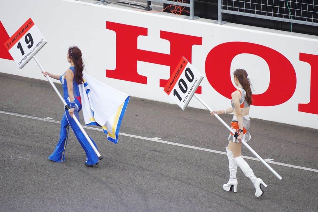 霧島聖子さんのインスタグラム写真 - (霧島聖子Instagram)「明日からは SUPER GT Rd.7 オートポリスですね💙 その前にRd.6 SUGOの振り返りブログを更新しました_✍ 皆さんから頂いたお写真沢山掲載しています(❁´ω`❁) Rd.7 オートポリスのスケジュールもブログの方に記載しているのでぜひ最後まで読んでね❣️👀 ▶️https://ameblo.jp/seikokirishima/entry-12767003345.html  Instagramに貼ったのは、 前回菅生の決勝レーススタート進行時のお写真です✨  2枚目には19号車がスターティンググリッドに入ってくる時の動画を貼っています！ サーキットに行ったことがない方も 雰囲気感じていただけると思うので見てみてね🎶 ポールポジションを獲得したマシンは1番最後に 会場のみんなの拍手を受けながら入ってくるんです🥰 本当に格好いいし感動的で大好きな瞬間！ 写真もなるだけ順番になるように貼ってるので 1枚1枚スワイプしてチェックしてくださいませヽ(｡ゝω・｡)ﾉ  明日から2日間オートポリスで SUPER GTを楽しみましょう！ 19号車の応援よろしくお願いします‼️  @bandoh_19  @weds_co.ltd  @wedssport #それいけ坂東ちゃん #SUPERGT #SGT #GT #サーキット #racequeen #RQ #ポールポジション #スポーツランドSUGO #菅生 #PP  #racingprojectbandoh #SUGO  #tgrteamwedssportbandoh #wedssport #BANDOH #wedssportbandoh #爆走坂東組 #コスチューム #sexy #wedssportadvangrsupra #ブログ更新 #アメブロ #スワイプしてね」10月1日 0時03分 - seiko_kirishima