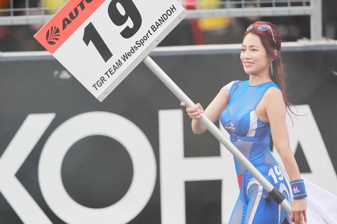 霧島聖子さんのインスタグラム写真 - (霧島聖子Instagram)「明日からは SUPER GT Rd.7 オートポリスですね💙 その前にRd.6 SUGOの振り返りブログを更新しました_✍ 皆さんから頂いたお写真沢山掲載しています(❁´ω`❁) Rd.7 オートポリスのスケジュールもブログの方に記載しているのでぜひ最後まで読んでね❣️👀 ▶️https://ameblo.jp/seikokirishima/entry-12767003345.html  Instagramに貼ったのは、 前回菅生の決勝レーススタート進行時のお写真です✨  2枚目には19号車がスターティンググリッドに入ってくる時の動画を貼っています！ サーキットに行ったことがない方も 雰囲気感じていただけると思うので見てみてね🎶 ポールポジションを獲得したマシンは1番最後に 会場のみんなの拍手を受けながら入ってくるんです🥰 本当に格好いいし感動的で大好きな瞬間！ 写真もなるだけ順番になるように貼ってるので 1枚1枚スワイプしてチェックしてくださいませヽ(｡ゝω・｡)ﾉ  明日から2日間オートポリスで SUPER GTを楽しみましょう！ 19号車の応援よろしくお願いします‼️  @bandoh_19  @weds_co.ltd  @wedssport #それいけ坂東ちゃん #SUPERGT #SGT #GT #サーキット #racequeen #RQ #ポールポジション #スポーツランドSUGO #菅生 #PP  #racingprojectbandoh #SUGO  #tgrteamwedssportbandoh #wedssport #BANDOH #wedssportbandoh #爆走坂東組 #コスチューム #sexy #wedssportadvangrsupra #ブログ更新 #アメブロ #スワイプしてね」10月1日 0時03分 - seiko_kirishima