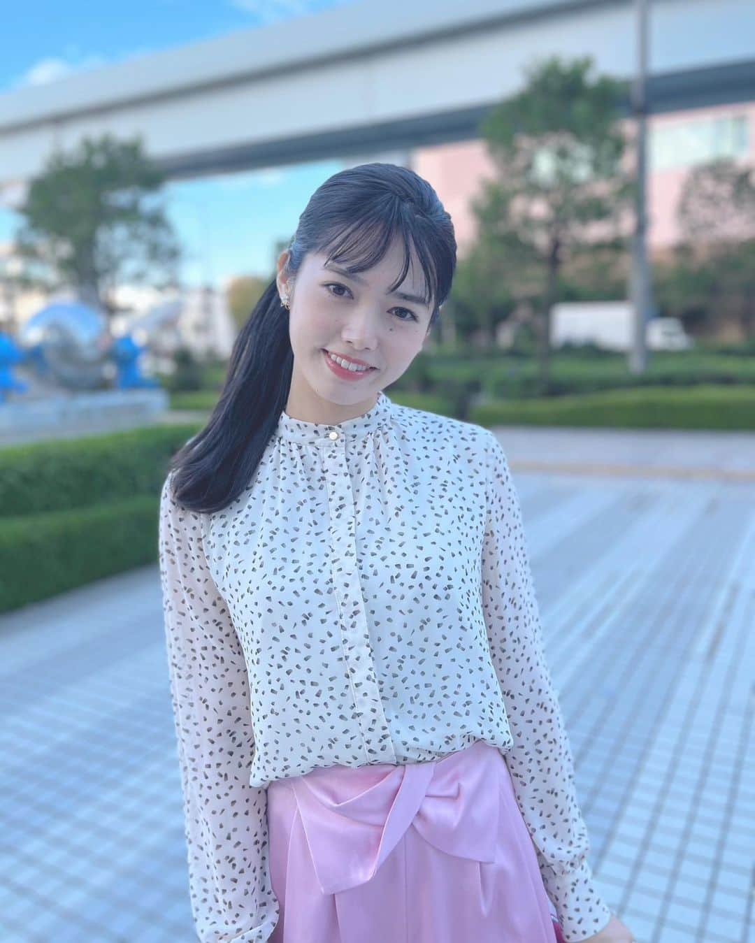 谷尻萌さんのインスタグラム写真 - (谷尻萌Instagram)「おはようさん💕 体調はいかがですか？🥹  さっ！10月最初の週末は、全国的に晴れて行楽日和やで☀️ 東京ではなんと2ヶ月ぶりに土日とも晴れそうなんやで🥰 太陽さ〜〜んっ！どうもです〜〜笑笑 ただあっついわ〜〜😋💦  特にこの週末は10月とは思えへん暑さになりそうやで🙌 北海道では観測史上初めて10月に真夏日になるところがあるかもしれへんで！！→なりましたね‼️  10月は気温のアップダウンが激しくなるから 体調に気をつけて過ごしてな🍀 服装で上手いこと調節してや〜🫶 ほなっ楽しい週末を💗  めざど食堂のヒント出しでは命のポーズをしたで☺️  #めざましどようび　#お天気キャスター #ピンクパンツコーデ　#めざど食堂 #命のポーズ　#黒髪サイドテール」10月1日 10時33分 - tanijiri_moe