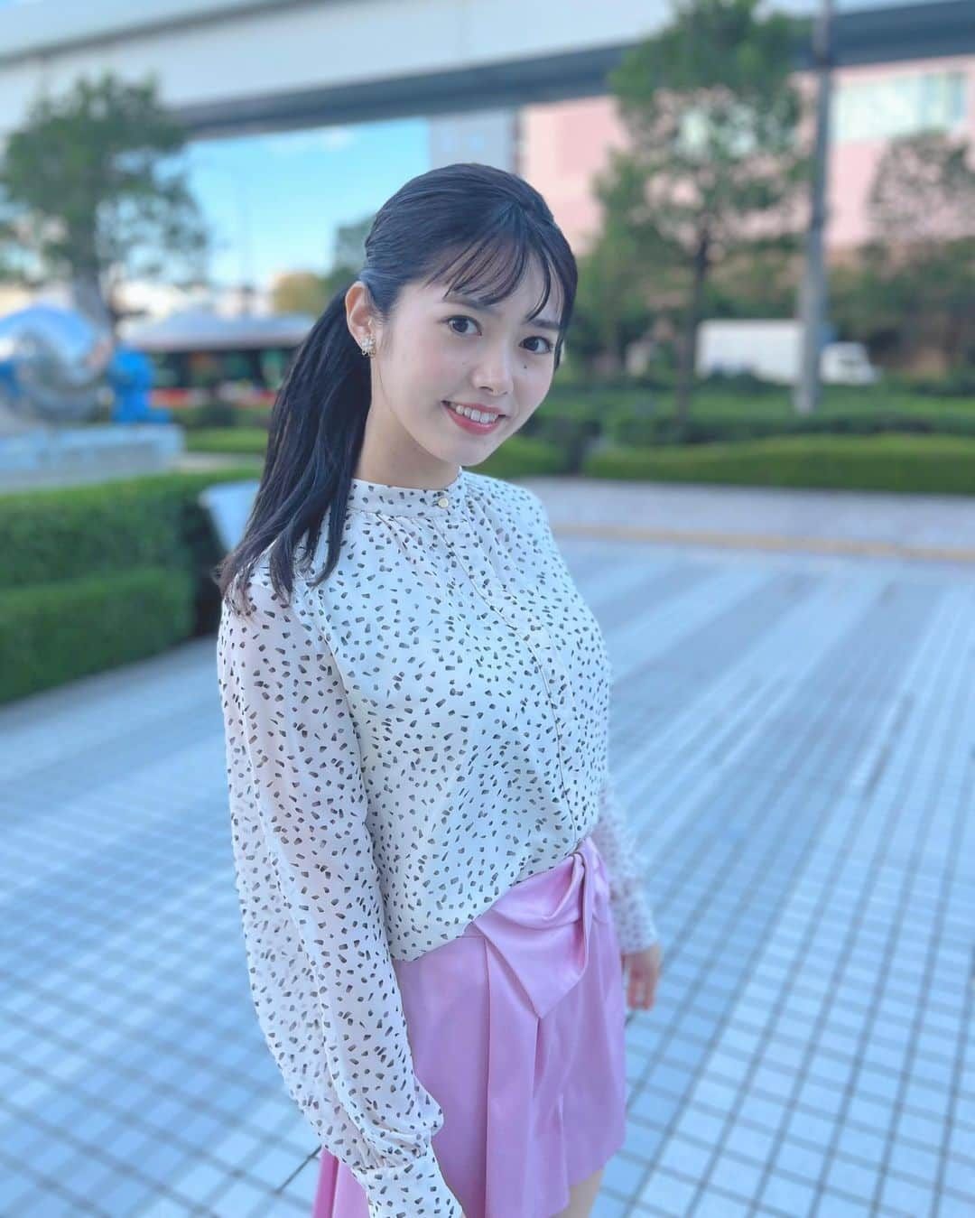 谷尻萌さんのインスタグラム写真 - (谷尻萌Instagram)「おはようさん💕 体調はいかがですか？🥹  さっ！10月最初の週末は、全国的に晴れて行楽日和やで☀️ 東京ではなんと2ヶ月ぶりに土日とも晴れそうなんやで🥰 太陽さ〜〜んっ！どうもです〜〜笑笑 ただあっついわ〜〜😋💦  特にこの週末は10月とは思えへん暑さになりそうやで🙌 北海道では観測史上初めて10月に真夏日になるところがあるかもしれへんで！！→なりましたね‼️  10月は気温のアップダウンが激しくなるから 体調に気をつけて過ごしてな🍀 服装で上手いこと調節してや〜🫶 ほなっ楽しい週末を💗  めざど食堂のヒント出しでは命のポーズをしたで☺️  #めざましどようび　#お天気キャスター #ピンクパンツコーデ　#めざど食堂 #命のポーズ　#黒髪サイドテール」10月1日 10時33分 - tanijiri_moe