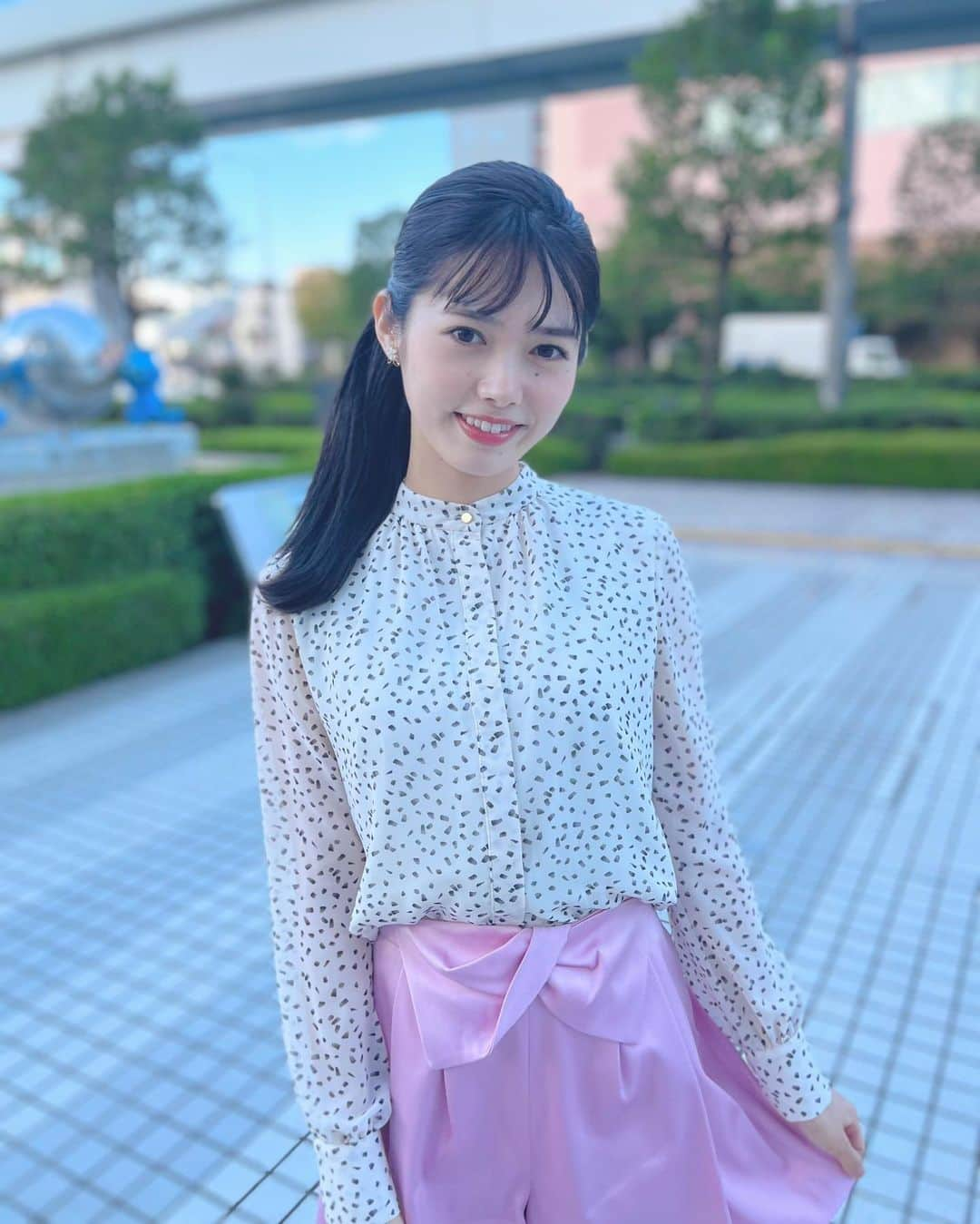 谷尻萌さんのインスタグラム写真 - (谷尻萌Instagram)「おはようさん💕 体調はいかがですか？🥹  さっ！10月最初の週末は、全国的に晴れて行楽日和やで☀️ 東京ではなんと2ヶ月ぶりに土日とも晴れそうなんやで🥰 太陽さ〜〜んっ！どうもです〜〜笑笑 ただあっついわ〜〜😋💦  特にこの週末は10月とは思えへん暑さになりそうやで🙌 北海道では観測史上初めて10月に真夏日になるところがあるかもしれへんで！！→なりましたね‼️  10月は気温のアップダウンが激しくなるから 体調に気をつけて過ごしてな🍀 服装で上手いこと調節してや〜🫶 ほなっ楽しい週末を💗  めざど食堂のヒント出しでは命のポーズをしたで☺️  #めざましどようび　#お天気キャスター #ピンクパンツコーデ　#めざど食堂 #命のポーズ　#黒髪サイドテール」10月1日 10時33分 - tanijiri_moe