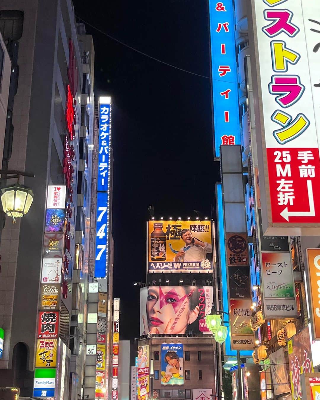 ホン・ヨンギさんのインスタグラム写真 - (ホン・ヨンギInstagram)「Shinjuku night 🇯🇵✨」10月1日 13時08分 - kisy0729
