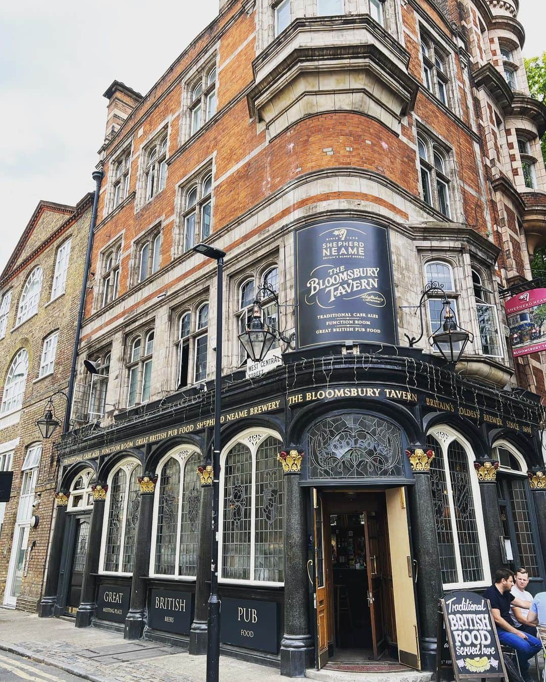 Caitlin Arnettさんのインスタグラム写真 - (Caitlin ArnettInstagram)「Best part of London was the rooftop bars the old pubs and maybe the dessert for breakfast 🐷💗 #notbadlondonnotbad」10月1日 13時20分 - caitlin_arnett