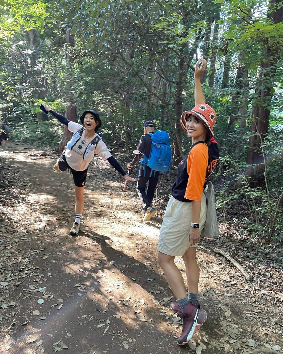 三原勇希さんのインスタグラム写真 - (三原勇希Instagram)「高尾山で野点🍵  今日10/1、高尾山に @takao_mountain_house がオープンしました🎉 民家を改装したスペースには、コーヒー、クラフトビール、美味しいVeganサンドイッチ、 @salomon のショップ、ワーケーションスペースなんかがあります。立地も駅からすぐ。私もGOGIRLでここ拠点でイベントやりたいな💕  ということで、みんなで @salomon_japan の軽くて高性能なトレッキングシューズを履いて、 #稲荷山コース をトレッキング。ガイドさんと登るとたくさん知識をもらえて魅力を再発見できる🫶 中腹で #野点 (のだて)に初挑戦！ 手首を固定して茶筅を振るのは意外と難しかった…！  そろそろガチ登山もしたい🍂 今夜 18時〜21時は、アクティブなあなたを刺激するラジオ番組、FM NACK5「N-FIELD」生放送です📻ぜひ聴いてね😏」10月1日 13時35分 - yuukimeehaa