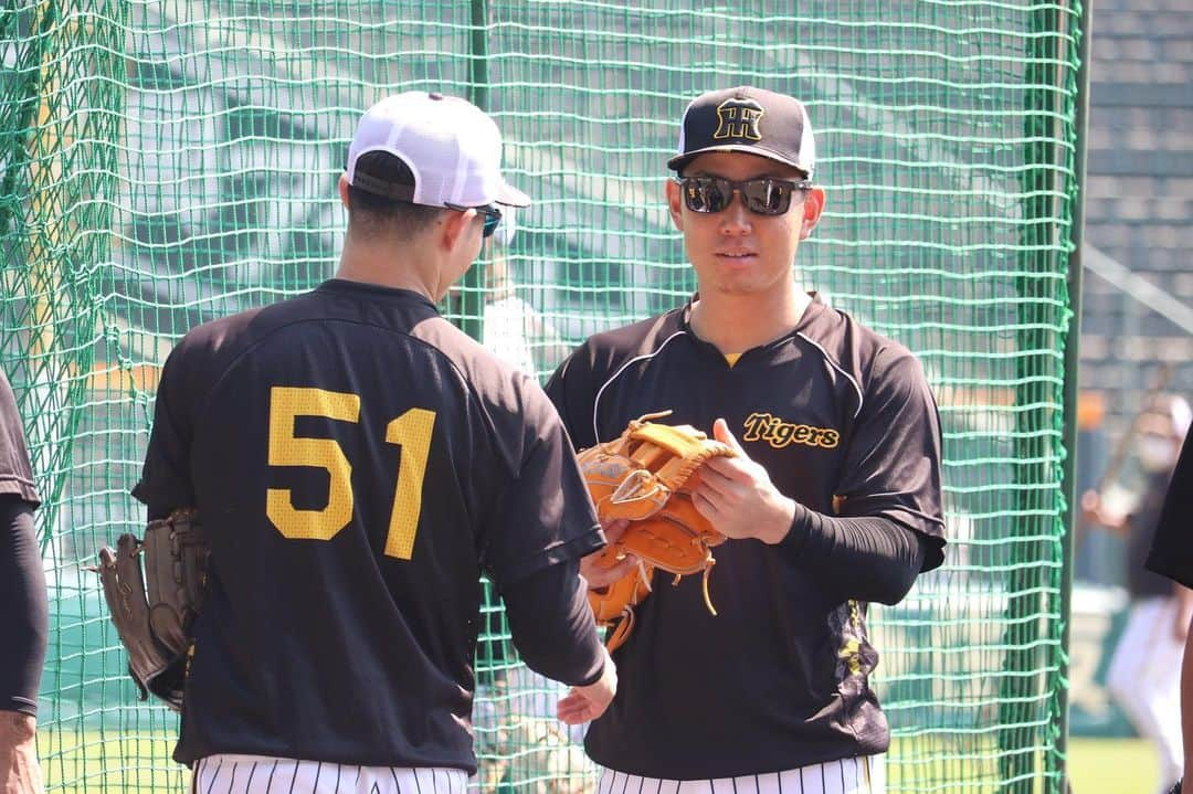 阪神タイガースさんのインスタグラム写真 - (阪神タイガースInstagram)「10月1日、甲子園球場での練習の様子です！ #小幡竜平 選手 #榮枝裕貴 選手 #原口文仁 選手 #佐藤輝明 選手 #糸原健斗 選手 #髙寺望夢 選手 #岩崎優 選手 #島本浩也 選手 #湯浅京己 選手 #伊藤将司 選手 #岩貞祐太 選手 #阪神タイガース  #イチにカケル！」10月1日 15時28分 - hanshintigers_official