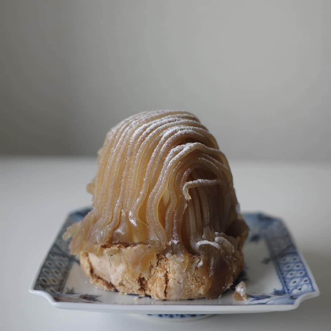 高垣麗子さんのインスタグラム写真 - (高垣麗子Instagram)「* 秋 10月 モンブラン  子供の頃、たくさん並んだケーキの中からモンブランを選ぶ祖母の気持ちがわからなかった  でも、今ならわかる✨  深煎りコーヒーと合うなぁ𓂃😌🌰☕️  * #モンブラン #montblanccake  #🌰」10月1日 17時20分 - reikotakagaki
