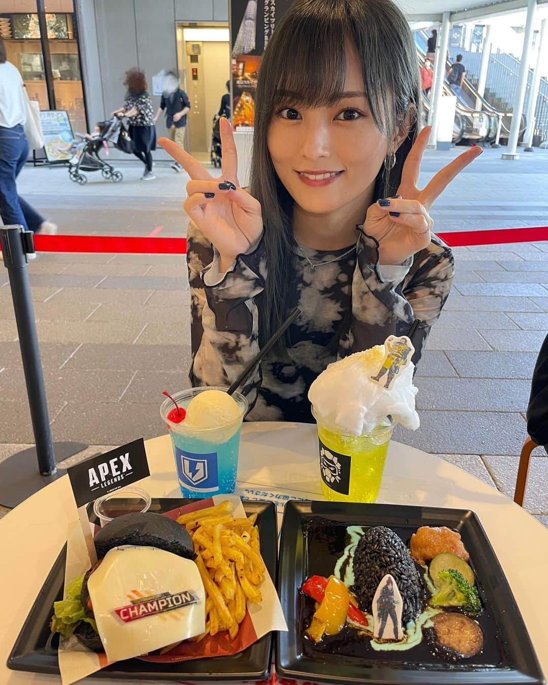 山本彩さんのインスタグラム写真 - (山本彩Instagram)「姉と【APEX LEGENDS™ × FIGHT OR FRIGHT HALLOWEEN CAFE】からの 東京スカイツリー行ってきました🌼 ⁡ メニューとかグッズとか 可愛くていっぱい写真撮ってしまった☺️🫶 ⁡ 8年振りくらいのスカイツリーは 展望台に行くまでのエレベーターが何よりも怖かったけど お天気も良くて景色がめちゃくちゃ綺麗かた〜☺️✨ ⁡ 帰りは2人仲良く電車を間違えましたとさ😉  #apexlegends #コラボカフェ #ソラマチ #ツリービレッジ  #東京スカイツリー」10月1日 17時21分 - sayaka__714