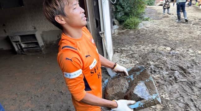 乾貴士さんのインスタグラム写真 - (乾貴士Instagram)「布沢に微力ながら手伝いに行ってきました！！ とにかく１日でも早く復旧してもらいたいです。 まだまだ大変な日々が続くとは思いますが、皆んなで乗り越えましょう！！ また手伝いにいきます！！」10月1日 18時04分 - takashi.08