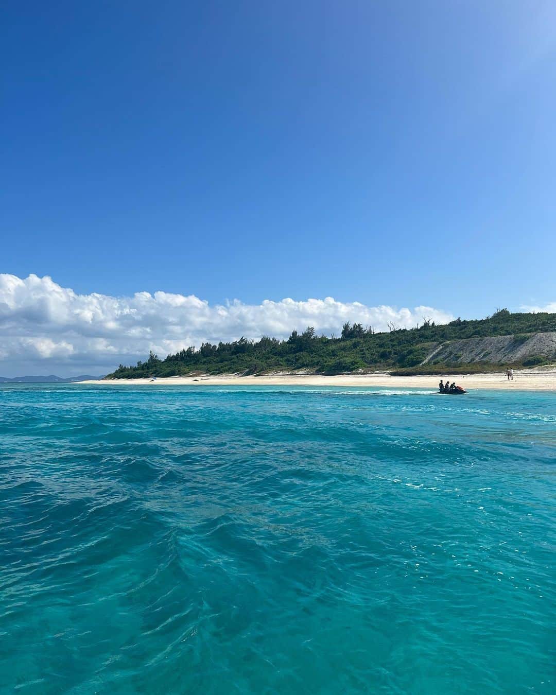 やしろななさんのインスタグラム写真 - (やしろななInstagram)「水納島のビーチはこんなに綺麗なの？！ってくらい透き通ってて感動した💖🐚🥰  最後の動画まで見てほしい💕 沖縄って素敵な場所だし癒される〜🌈 #沖縄 #水納島」10月1日 18時25分 - 8467_0