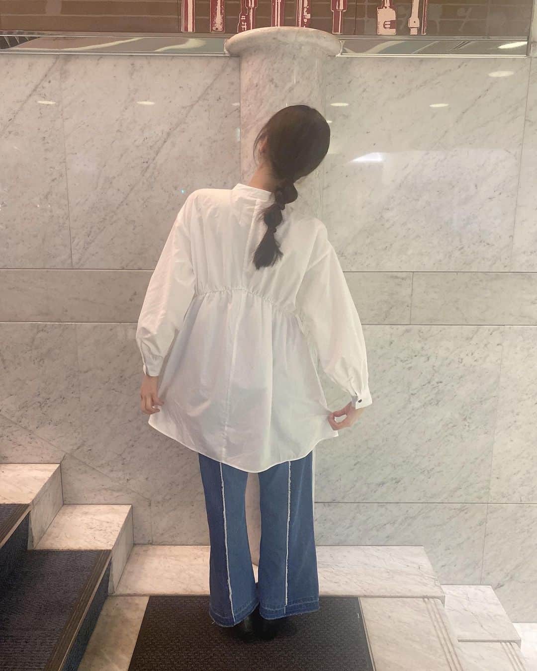 山下七子さんのインスタグラム写真 - (山下七子Instagram)「こんばんは🦙🐾 今日も１日お疲れ様でした！！  今回は２日間分の衣装をまとめて投稿させて下さい🎶 @retrogirl_official さんの衣装でした♡♡  1枚目からの衣装は ・ホワイトタンクニット ・ピンクストライプシャツ ・オフホワイトスカート オーバーシャツにスカートを組み合わせるコーデを自分でもやってみたいなと思いました🌷🦙 袖のデザインも可愛いかった〜🎀  5枚目からの衣装は ・ホワイトチュニックブラウス ・センターフリンジデニム ブラウスもデニムもデザイン性のあるアイテム👖✨ ふわっと広がった形がてるてる坊主のようで 可愛いかったです♡笑  この2つのコーデの日の共通点があります！ さて何でしょう、、🧠☀️  正解はどちらも雨が降っていた日のコーデでした☔️ なので両方まとめ髪ヘアアレンジにして頂きました♪  皆さん分かりましたか〜？？ 脳のアサトレ風にしてみました🧠🤫笑  皆さん素敵な週末をお過ごし下さい✨  #アサデス#アサデスKBC#KBC#お天気アシスタント#お天気コーナー#福岡県#雨の日コーデ#まとめ髪アレンジ #ストライプシャツ#スカート#チュニックブラウス #デニム#パンプス#ショートブーツ」10月1日 19時13分 - yamashita_nanako