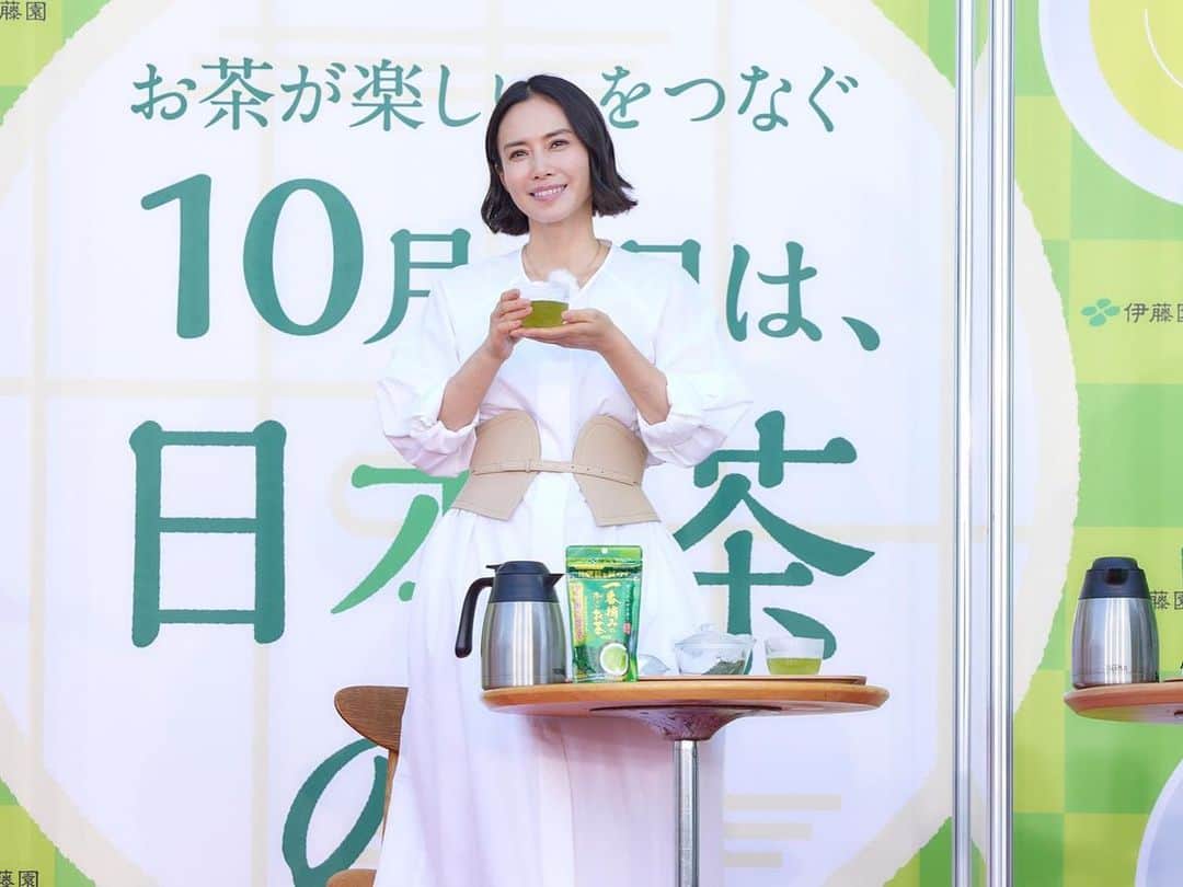 中谷美紀さんのインスタグラム写真 - (中谷美紀Instagram)「皆様からのご回答、ありがとうございました！  ご名答の方も何名かいらしたようですね。  本日10月1日は日本茶の日だそうです。  この日にちなんで、長年にわたり広告を務めさせていただいている伊藤園が、東京スカイツリーのソラマチにて、緑茶やお抹茶を振る舞う大茶会を催しました。  高校生や大学生が、各々独自のアイディアを持ち寄って緑茶を淹れ、お抹茶を点てる傍らにて、日本茶にまつわる写真の投稿でギネスの世界記録に挑戦いたしました。  全国の皆様のご協力のお陰により、「お茶のオンライン交流会に参加した最多ユーザー数」と言う項目にて見事にギネスの世界記録を樹立することができました。  1枚目の写真は、フルーツ入りのお茶を提唱なさっている津田塾大学の学生さん方で、浴衣を着てご参加くださいました。  かわいらしい高校生との交流もありました。  お若い方々が自発的に日本茶の普及に努めていらっしゃる姿を拝見して、大変励みになりました。  ご多分に漏れず、私も体脂肪が気になる年齢になりましたので、一番摘みのお〜いお茶を脂肪燃焼に、集中力、認知機能の向上には、お抹茶を、積極的に用いております。  今宵皆様は夜更かしでしょうか。 明日のお目覚めに緑茶などいかがですか？  在日本，今天，10 月 1 日，是日本绿茶日。 我参加了 ITO EN 在东京晴空塔举办的大型茶话会。  In Japan ist heute, am 1. Oktober, der Tag des japanischen Grünen Tees.  #伊藤園 #おーいお茶  #一番摘みのおーいお茶  #おーいお茶大茶会 #日本茶の日大茶会in東京ソラマチ #お茶で乾杯チャレンジ  #スカイツリー #東京 #ギネス世界記録 #中谷美紀 #itoen #oiocha #greentee #grünertee  #guinessworldrecord  #mikinakatani」10月1日 20時49分 - mikinakatanioffiziell
