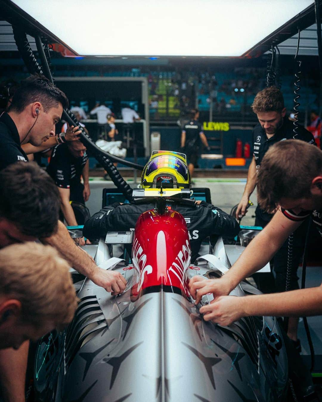 ルイス・ハミルトンさんのインスタグラム写真 - (ルイス・ハミルトンInstagram)「So close !!! Starting P3 tomorrow, and there’s a lot we can do from the second row. Car felt great out there for most of it and it feels like there’s a real chance tomorrow. Thanks always to the team, heads down, see you tomorrow 🇸🇬」10月2日 2時28分 - lewishamilton