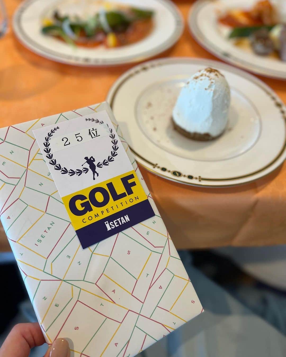 ImotoEtsuyo さんのインスタグラム写真 - (ImotoEtsuyo Instagram)「#おはようございます  ・先日の　#コンペ  ・ ・ 初めて一緒に回る方々で 緊張もしましたが、 楽しいラウンドでした！ ・ ・ 76名の大きなコンペ ・ 25位で（びっくり！！） 商品券を頂きました🤍 #ありがとうございました ・ #golfwear #ゴルフコーデ #スカート　#サンバイザー ➡︎ @lanvin_sport_official  #lanvinsport #ランバンスポール  ・ ・ #golf #golfstagram  #ゴルフコンペ #ゴルフ #golfswing  #スイング動画  #ゴルフ女子  #ゴルフ好きな人と繋がりたい」10月2日 6時05分 - bisuhada