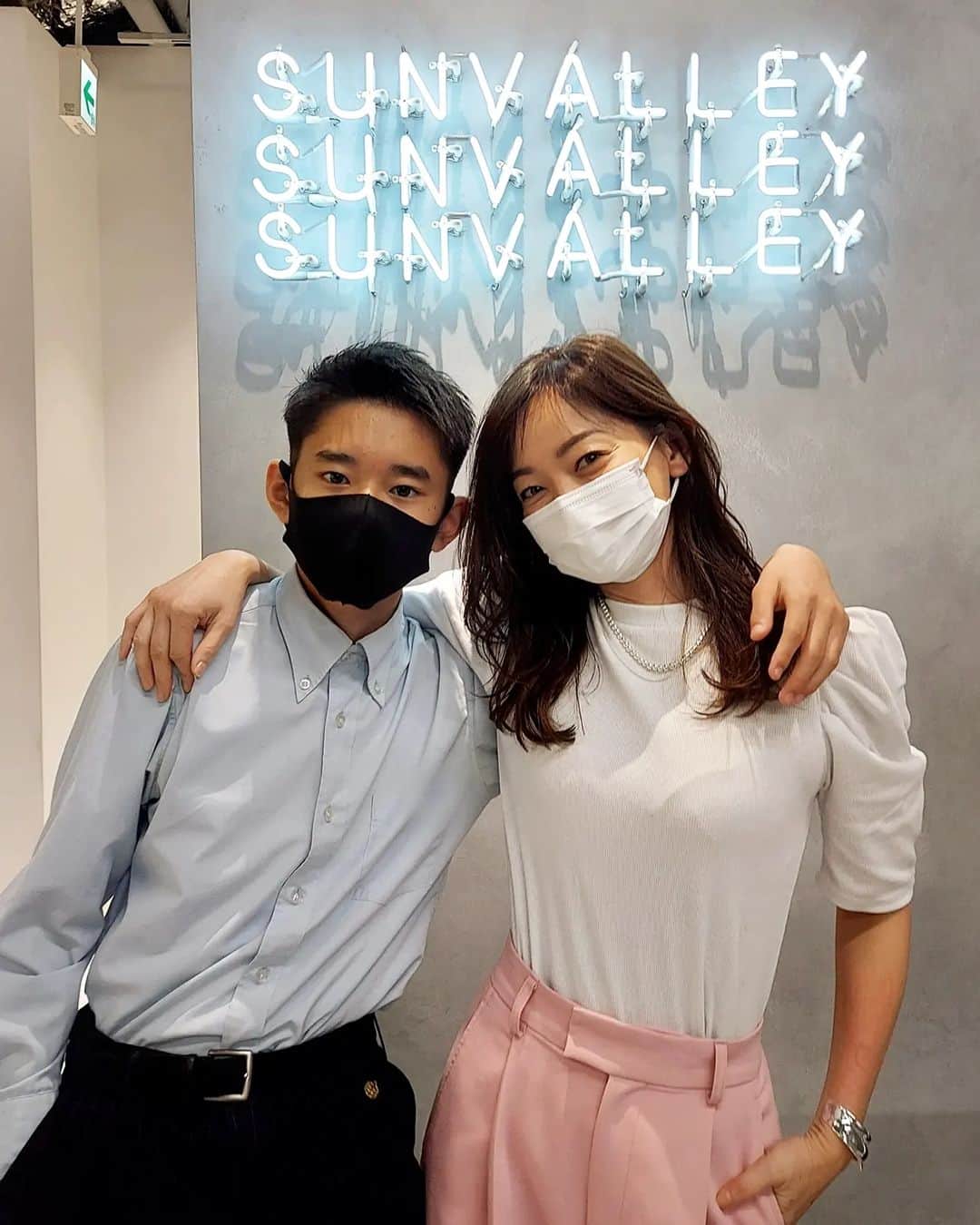 佐藤純さんのインスタグラム写真 - (佐藤純Instagram)「たいらと一緒にSUNVALLEYへ✂️  @_sunvalley_  @shibuken_sunvalley   モサモサだったのが、カッコよくなった😍  本人もテンションあがってめっちゃご機嫌になってた🤣  そーゆーわかりやすいところがまた可愛い中2‼️  私もトリートメントとカラーでサラッサラ✨  しぶけん💕ありがとー🙌  #sunvalley #渋谷謙太郎 さん #美容室 #表参道 #ヘアカット #トリートメント #親子 #息子 #思春期中 #ママ #ママモデル #モデル #mama #mamamodel #model」10月2日 9時12分 - junsatoidea