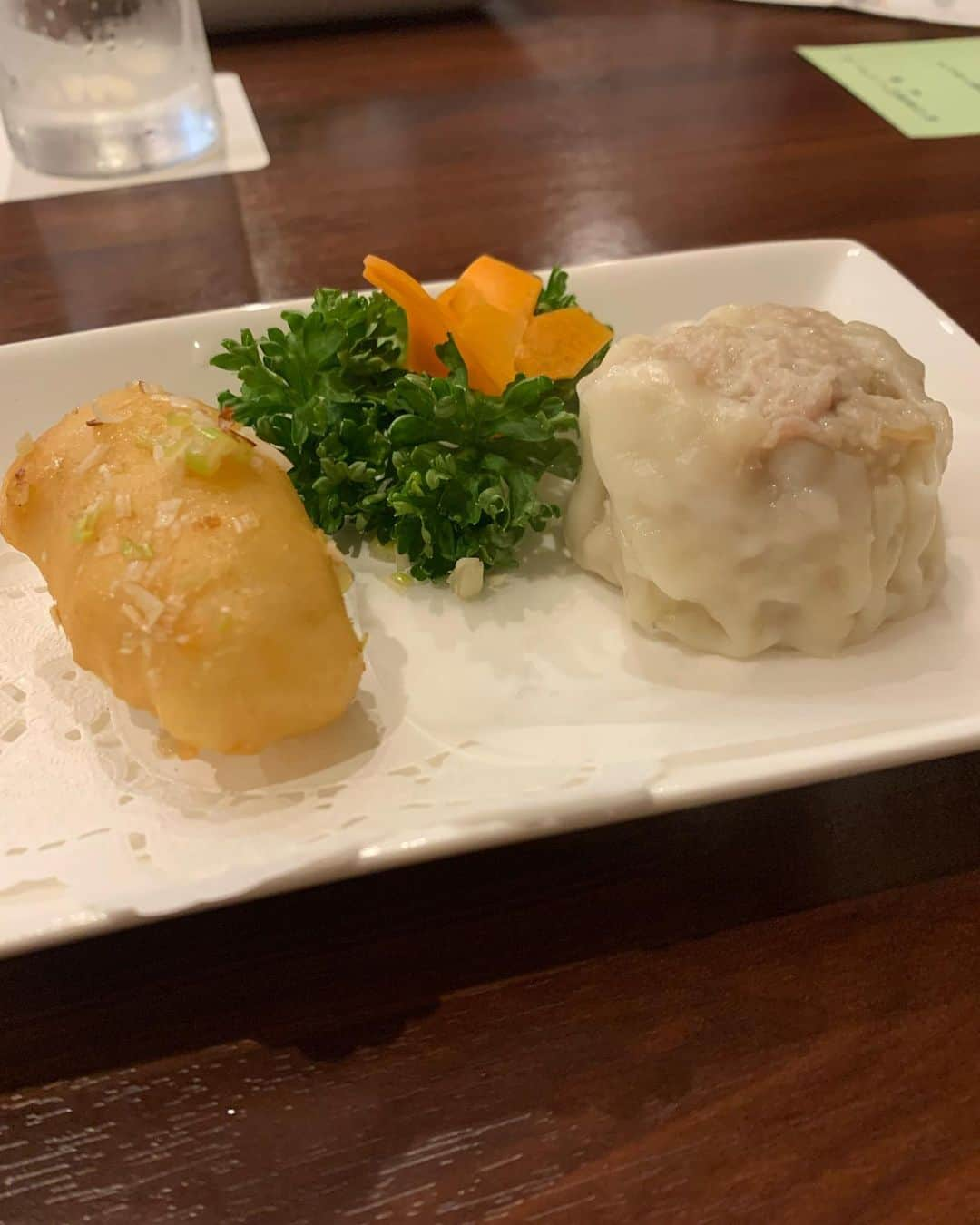 田中悦子さんのインスタグラム写真 - (田中悦子Instagram)「たまには中華料理🍽  創業120年の老舗川魚問屋鯉平さんが手がける 絶品中華料理店 登竜門 @toryumon_insta   https://tabelog.com/saitama/A1101/A110101/11052085/  登竜門さんは JR大宮駅東口から徒歩4分 南銀通りからちょっと入ったところにあります❣️  いただいたのは、 フカヒレ姿煮入りミニコース  ✴︎季節の前菜3種 ✴︎名物大肉焼売と揚鯰紹興酒の香り ✴︎牛肉XO醤炒め ✴︎フカヒレ姿煮込み ✴︎ミニ五目炒飯 ✴︎デザート2種  そして追加注文の熱々麻婆豆腐  一皿ずつ一人分でお料理が出るので取り分けることもなく 量もちょうど良かったです❣️  前菜の朝〆鯉の中華刺身は タレと抜群に合い、とても新鮮❣️ 鯉の刺身は初めていただきました❣️  名物の大きな焼売も美味しい❣️  揚鯰は、少し抵抗ありましたが😅 上品でクセのない味わいでほのかに紹興酒の香りがして 美味しかったです❣️  熱々の麻婆豆腐は辛さも選べるので激辛にしたかったのですが🤣 お友達が辛いの苦手なので普通にしました☺️  間違いなく美味しいです❣️  店員さんも丁寧にお料理の説明もしてくださったり、 店内もとても綺麗で清潔です❣️  メニューをみていたら あれもこれも食べたくなったので また次も伺いたいと思いました❣️  美味しかったです❣️🥰  ご馳走さまでした🥰  あ、中華料理食べるのに 上下白コーデのチャレンジャーたなえつでした笑🤣  #登竜門 #大宮グルメ #埼玉グルメ #大宮ディナー #埼玉中華料理 #麻婆豆腐 #埼玉県人 #大宮 #大宮東口 #大宮東口グルメ #埼玉県民 #五目炒飯の写真撮り忘れました😅」10月2日 9時34分 - etsuko.reborn25