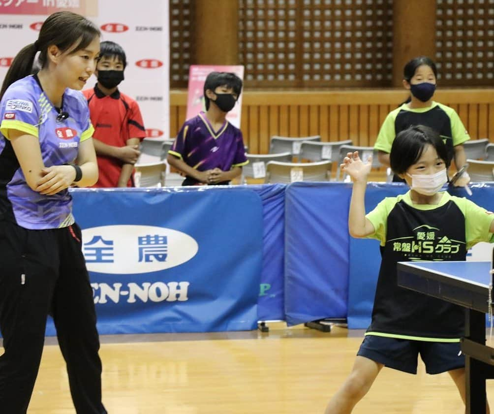 石川佳純さんのインスタグラム写真 - (石川佳純Instagram)「*** 石川佳純47都道府県サンクスツアー、今回は愛媛にお邪魔しました😄🍊✨ 約50名の小中学生の皆さんとフットワーク練習をしたり、連続ラリーに挑戦したりと、とても楽しい時間でした！ これからの練習に少しでも活かしてもらえたら嬉しいです😊。 愛媛の皆さま、温かく迎えて頂きありがとうございました😄。 #石川佳純47都道府県サンクスツアー #4/47 #鯛めし、じゃこ天美味しかった〜☺️」10月2日 10時52分 - kasumi.ishikawa_official