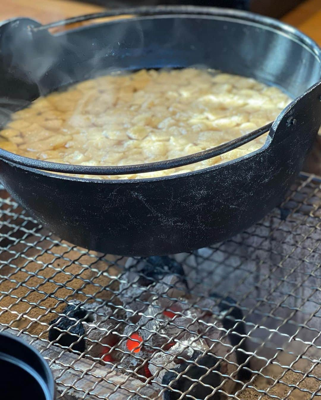 三浦瑠麗さんのインスタグラム写真 - (三浦瑠麗Instagram)「南阿蘇へ。地獄温泉青風荘にまたお邪魔しました。 台風でリスケした旅行。熊本大地震の爪痕はだいぶなくなっていて、植え込みが手入れされ、通路が綺麗になっていました。 夜は鴨鍋をいただき、朝は炭火で焼いた鮭やソーセージをいただき、温泉で寛いで帰りました。 ありがとうございました。」10月2日 11時49分 - lullymiura