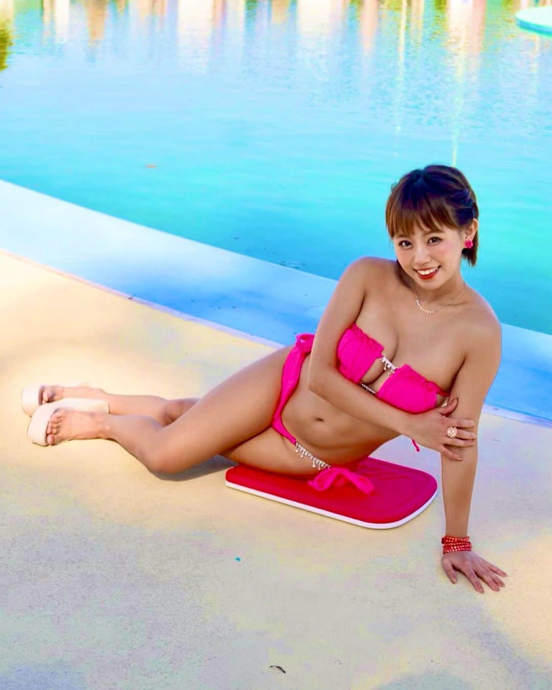 亜矢みつき（神谷充希）さんのインスタグラム写真 - (亜矢みつき（神谷充希）Instagram)「💞💗 だいすち！！！！ #love #bikini #pink #pool #shein」10月2日 13時05分 - ma.yamitsuki