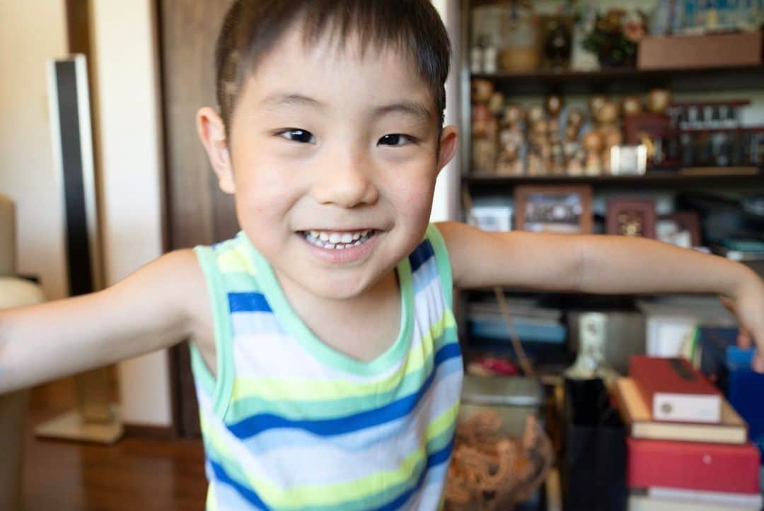 藤田志穂さんのインスタグラム写真 - (藤田志穂Instagram)「これまた夏の思い出☀️ ・ 息子オンリーの写真の方が素敵なんだけど。。。 ・ 一緒の写真が嬉しいので前に持ってきてしまった投稿🤣 ・ 真夏日で、私は色々とボロボロ🙄 ・ それでも息子との写真は貴重過ぎる🥹🙏 ・ カメラ嫌いな息子が、こんな様々な表情をするなんて😳 ・ @ny_39_reve  流石プロは違います👏 ・ 素敵な写真、有り難うございました☺️🙏✨ ・ #息子時間 #夏の思い出 #鯉のエサやり #好き過ぎて #永遠とエサやり 🤣 #トマト持って #ドヤってるけど #トマト食べません 😤」10月2日 16時15分 - shiho_fujita44