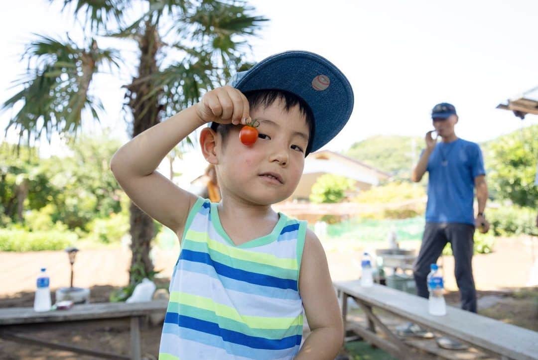 藤田志穂さんのインスタグラム写真 - (藤田志穂Instagram)「これまた夏の思い出☀️ ・ 息子オンリーの写真の方が素敵なんだけど。。。 ・ 一緒の写真が嬉しいので前に持ってきてしまった投稿🤣 ・ 真夏日で、私は色々とボロボロ🙄 ・ それでも息子との写真は貴重過ぎる🥹🙏 ・ カメラ嫌いな息子が、こんな様々な表情をするなんて😳 ・ @ny_39_reve  流石プロは違います👏 ・ 素敵な写真、有り難うございました☺️🙏✨ ・ #息子時間 #夏の思い出 #鯉のエサやり #好き過ぎて #永遠とエサやり 🤣 #トマト持って #ドヤってるけど #トマト食べません 😤」10月2日 16時15分 - shiho_fujita44