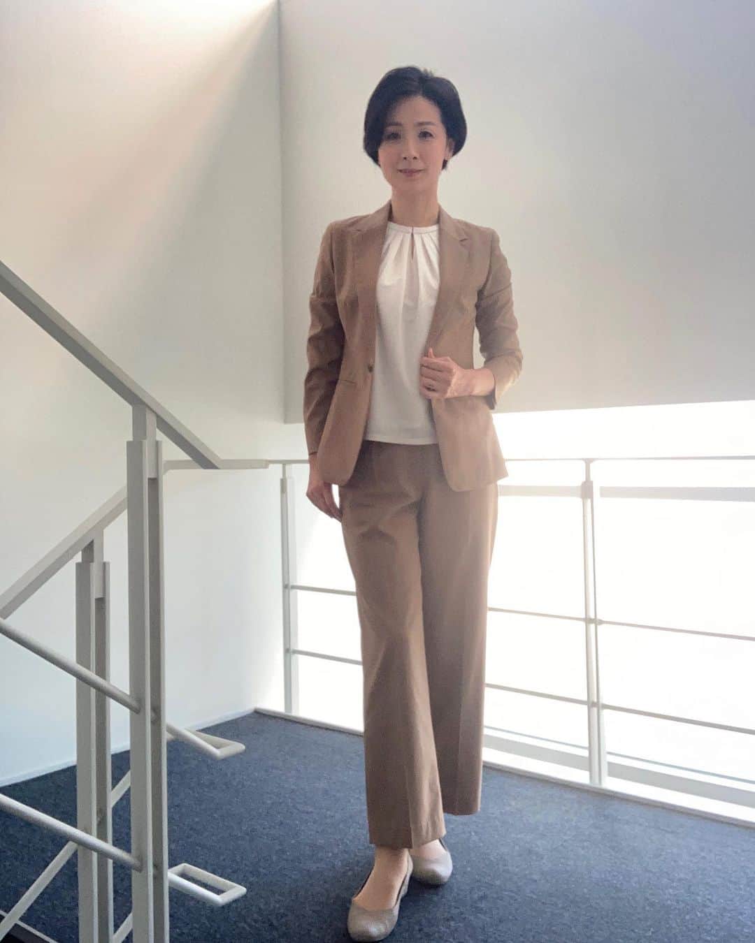 野村真季さんのインスタグラム写真 - (野村真季Instagram)「ANNニュース着用衣装  9/28 午後ニュース ジャケット・ブラウス・パンツ @newyorker.since1964  ピアス・リング @starjewelry_press   10/1 朝ニュース/昼ニュース ブラウス・パンツ @paulstuartjapan  ピアス @starjewelry_press   #テレビ朝日 #アナウンサー #アナウンサー衣装 #ootd #40代コーデ #40代ファッション #50代ファッション #大人コーデ #大人ファッション #パンツ #ジャケット #野村真季」10月2日 16時22分 - masaki__nomura
