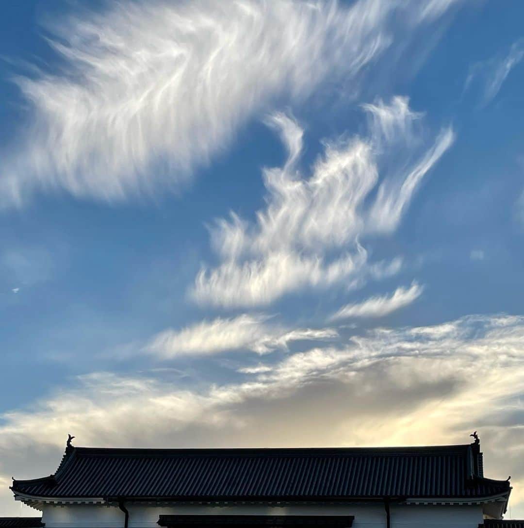 吉井明子さんのインスタグラム写真 - (吉井明子Instagram)「𓍯𓍯𓍯  京都の旅と空の記録。 日が暮れる直前の二条城の空。 雲の模様の美しさにしばらく時間を忘れて見惚れてしまいました。 京都は素敵な空に出会わせてくれます。  2022年9月21日  #二条城 #京都 #kyoto #japan #京都旅 #travel #travelphotography #trip #空 #sky #明さんぽ #気象予報士 #気象キャスター #weatherforecaster #기상캐스터　#氣象主播 #吉井明子」10月2日 16時56分 - akiko_yoshii_sunny_rain