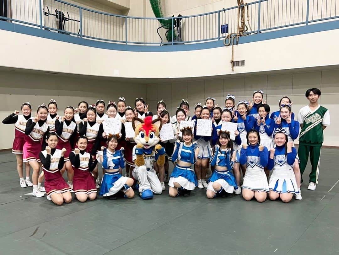 北海道日本ハムファイターズ フレップさんのインスタグラム写真 - (北海道日本ハムファイターズ フレップInstagram)「. 今日は昨日に引き続き北広島市へ🌟 福田俊投手の母校でもある、星槎道都大学の大学祭に行ってきたよ🪅✨  FIGHTERS GIRLのみんなとのダンスステージに、3チーム合同のチアリーディングチームとコラボして、みんなできつねダンス🎶🦊 他にも模擬店にお邪魔したり、展示を見たり、周辺のゴミ拾い活動「北拾島」プロジェクトに参加したりと、 1日マルっと楽しみまくってきちゃいました🎶  道都大の学生さんはもちろん、来場していた沢山の人たちとも仲良くなれて、またお友達が増えた楽しい週末だったなぁ〜😁✨  #フレップおともだちプロジェクトin北広島 #星槎道都大学 #大学祭 #星槎道都祭2022 #どーともなるさ2022  #北拾島プロジェクト 北広島のみんなが普段からキレイにしてるから、あんまりゴミ落ちてなかったよ👏✨  #合同チアリーディング #帯広北高等学校 #BLUECLOVERS #帯広十勝チアリーディングチーム #REDDIAMONDS #星槎道都大学 #DEERS みんなで #きつねダンス 🦊🎶 #楽しかった #ありがとう✨  #模擬店 #ボードゲーム体験会 #人生ゲーム #一発逆転なるかっ⁉️  さぁ、まもなくファイターズ今季最終戦試合開始⚾️💥 今シーズン最後で最大の応援をみんなよろしくっ🔥  #北海道日本ハムファイターズ #lovefighters #ファンは宝物 #フレップ #FIGHTERSGIRL」10月2日 16時58分 - frep_the_fox
