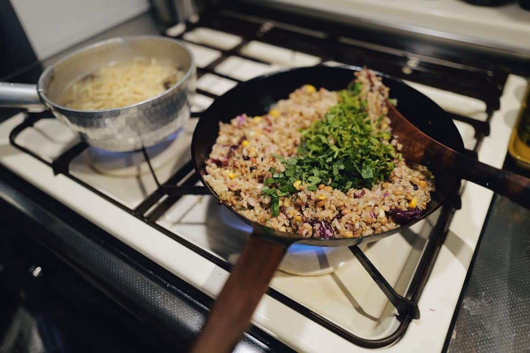 高山都さんのインスタグラム写真 - (高山都Instagram)「自宅で食べる主食のほとんどが玄米🌾 こうなったのも @daybyday__2016 を主催する友人夫婦に出会ったから。 5年くらい前にアレルギーがひどく出ていて、試しに食べてみない？と送ってくれた #江頭さんの玄米 という無農薬玄米を食べ始めてから、身体が変わったんです。 以来、どんなに忙しくても心が追いつかない時も、玄米はちゃんと食べてたら、なんとか元気は保てている。 お守りのように薬のように頼ってるお米。  彼らが掲げるメッセージがいいなーと思った。  "健康！健康！というと窮屈になります。 DAY BY DAY が考える「健康」とは 人生を楽しむためのひとつのツールだと考えます。  今回お伝えするセミナーは どんなライフスタイルの方にも合う、 自分にあった健康情報を選択するための ３つのポイントをお伝えします。"  10月21日、22日に @daybyday__2016 のセミナーがあります。 何度か、彼らのセミナーを受けて、ワタシの玄米への信頼度はめちゃくちゃ上がりました。 今回は玄米じゃないのだけど、テーマがより間口が広がったから、興味ある方には知ってもらいたいなーと勝手に告知。 21日の方受けたいなーと思っているのだけど、撮影のスケジュールが仮で入ってて、まだワタシはどうなるかが未定。 でも、ほんとうに経験者としては、かなり実りのある時間だったんです。  人生を全力で楽しむには、健康な身体と心が必要。  我が家も、結婚してからさらにそれをお互いに意識して気をつけています。 ずっと2人で楽しくいたいから、健康にも気をつける。  ぜひ、人生を全力で楽しみ乗り越え全力で生きてる @earth0309 の話、聞いてみてほしいです。 大切な友人であり、生き方やマインド、めちゃくちゃ尊敬してるんだよなー。」10月2日 17時36分 - miyare38