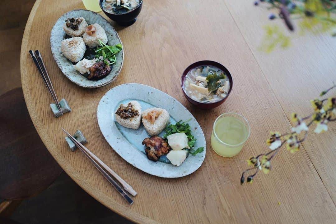 高山都さんのインスタグラム写真 - (高山都Instagram)「自宅で食べる主食のほとんどが玄米🌾 こうなったのも @daybyday__2016 を主催する友人夫婦に出会ったから。 5年くらい前にアレルギーがひどく出ていて、試しに食べてみない？と送ってくれた #江頭さんの玄米 という無農薬玄米を食べ始めてから、身体が変わったんです。 以来、どんなに忙しくても心が追いつかない時も、玄米はちゃんと食べてたら、なんとか元気は保てている。 お守りのように薬のように頼ってるお米。  彼らが掲げるメッセージがいいなーと思った。  "健康！健康！というと窮屈になります。 DAY BY DAY が考える「健康」とは 人生を楽しむためのひとつのツールだと考えます。  今回お伝えするセミナーは どんなライフスタイルの方にも合う、 自分にあった健康情報を選択するための ３つのポイントをお伝えします。"  10月21日、22日に @daybyday__2016 のセミナーがあります。 何度か、彼らのセミナーを受けて、ワタシの玄米への信頼度はめちゃくちゃ上がりました。 今回は玄米じゃないのだけど、テーマがより間口が広がったから、興味ある方には知ってもらいたいなーと勝手に告知。 21日の方受けたいなーと思っているのだけど、撮影のスケジュールが仮で入ってて、まだワタシはどうなるかが未定。 でも、ほんとうに経験者としては、かなり実りのある時間だったんです。  人生を全力で楽しむには、健康な身体と心が必要。  我が家も、結婚してからさらにそれをお互いに意識して気をつけています。 ずっと2人で楽しくいたいから、健康にも気をつける。  ぜひ、人生を全力で楽しみ乗り越え全力で生きてる @earth0309 の話、聞いてみてほしいです。 大切な友人であり、生き方やマインド、めちゃくちゃ尊敬してるんだよなー。」10月2日 17時36分 - miyare38