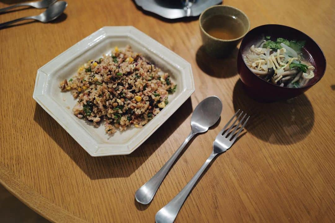 高山都さんのインスタグラム写真 - (高山都Instagram)「自宅で食べる主食のほとんどが玄米🌾 こうなったのも @daybyday__2016 を主催する友人夫婦に出会ったから。 5年くらい前にアレルギーがひどく出ていて、試しに食べてみない？と送ってくれた #江頭さんの玄米 という無農薬玄米を食べ始めてから、身体が変わったんです。 以来、どんなに忙しくても心が追いつかない時も、玄米はちゃんと食べてたら、なんとか元気は保てている。 お守りのように薬のように頼ってるお米。  彼らが掲げるメッセージがいいなーと思った。  "健康！健康！というと窮屈になります。 DAY BY DAY が考える「健康」とは 人生を楽しむためのひとつのツールだと考えます。  今回お伝えするセミナーは どんなライフスタイルの方にも合う、 自分にあった健康情報を選択するための ３つのポイントをお伝えします。"  10月21日、22日に @daybyday__2016 のセミナーがあります。 何度か、彼らのセミナーを受けて、ワタシの玄米への信頼度はめちゃくちゃ上がりました。 今回は玄米じゃないのだけど、テーマがより間口が広がったから、興味ある方には知ってもらいたいなーと勝手に告知。 21日の方受けたいなーと思っているのだけど、撮影のスケジュールが仮で入ってて、まだワタシはどうなるかが未定。 でも、ほんとうに経験者としては、かなり実りのある時間だったんです。  人生を全力で楽しむには、健康な身体と心が必要。  我が家も、結婚してからさらにそれをお互いに意識して気をつけています。 ずっと2人で楽しくいたいから、健康にも気をつける。  ぜひ、人生を全力で楽しみ乗り越え全力で生きてる @earth0309 の話、聞いてみてほしいです。 大切な友人であり、生き方やマインド、めちゃくちゃ尊敬してるんだよなー。」10月2日 17時36分 - miyare38