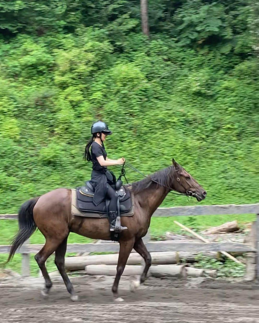 山本千尋さんのインスタグラム写真 - (山本千尋Instagram)「お久しぶりの投稿となってしまいました。 念願の乗馬をついに最近始めました🐴✨まだ2回目なので賢いお馬さん頼りになっておりますが、しっかり自分の力を付けたいです🤝兎に角、癒しの空間…動物達が愛おしくて仕方がありません。  #今夜は #鎌倉殿の13人  #観てね」10月2日 18時00分 - chihirooyamamotoo