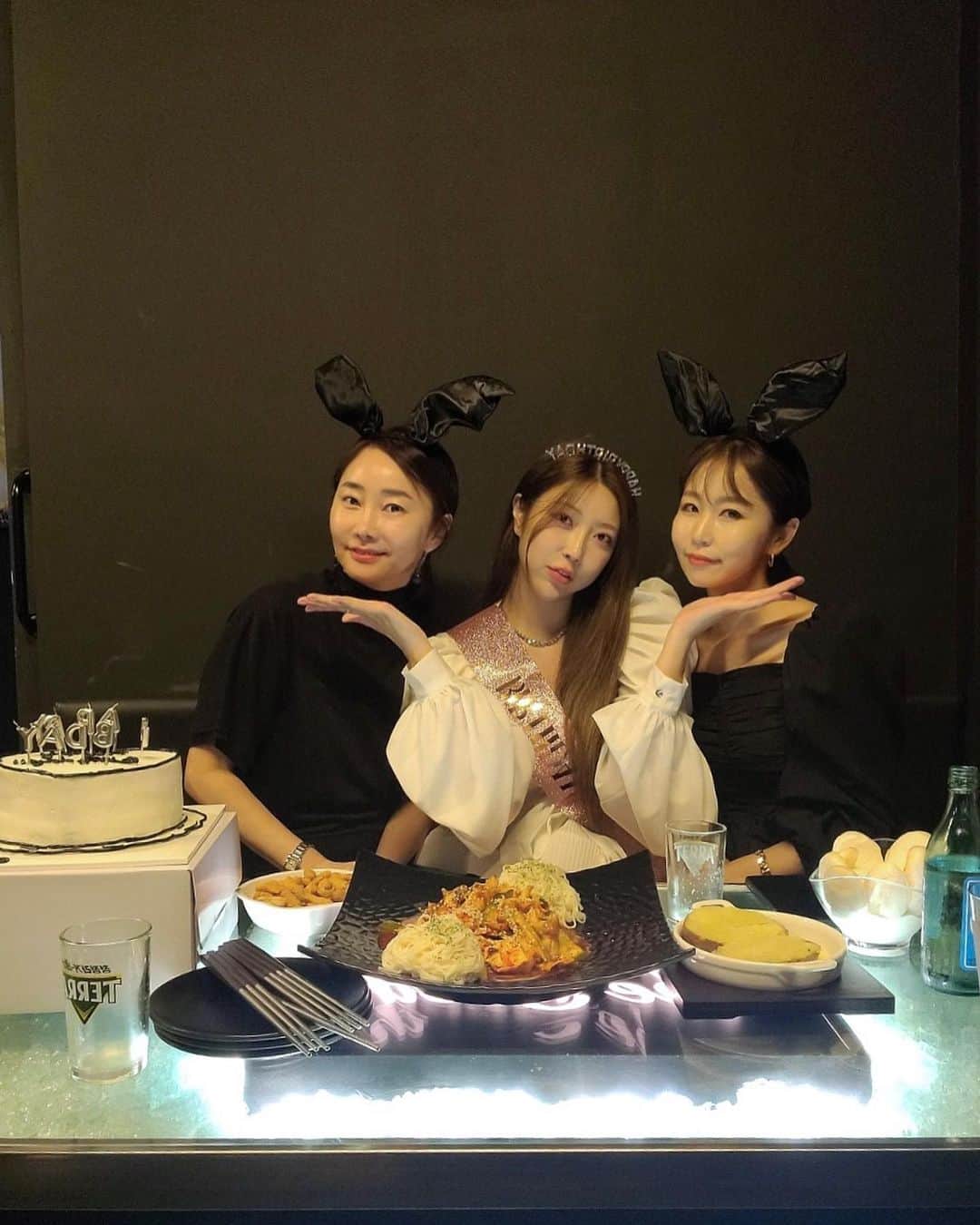 Choi Somiさんのインスタグラム写真 - (Choi SomiInstagram)「⠀⠀⠀⠀ #글랜더 #glander  언니들과 함께했던 미리 생일파티🎂  나의 바니걸 언니들 정말 고맙습니다 👯‍♀️🖤 인연을 소중히🥂」10月2日 20時15分 - cxxsomi